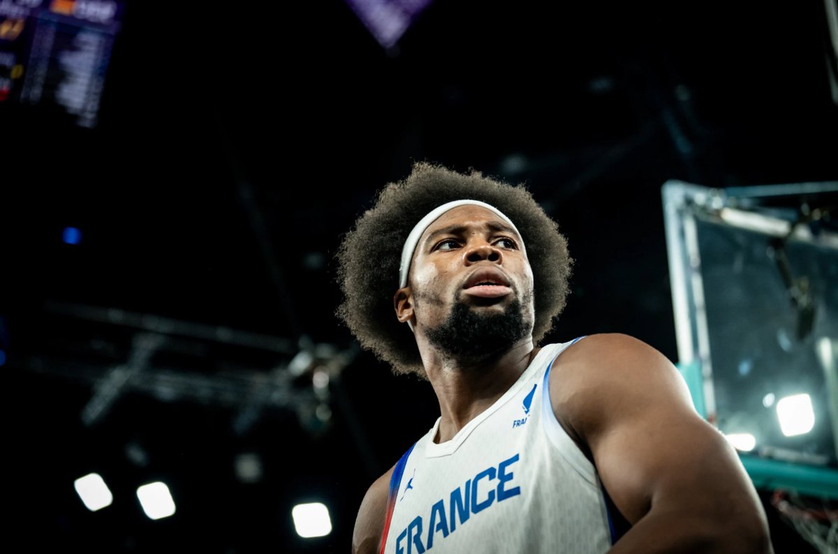 La finale de Monsieur Guerschon Yabusele :

20 points 
2 interceptions
6/14 au tir
7/10 aux lancers francs 

1 poster All-time sur LeBron James 👑 

Immense tournoi olympique, parfait dans l’attitude, l’énergie et l’agressivité ❤️🐻 

📸 <a href="/FIBA/">FIBA Basketball</a>