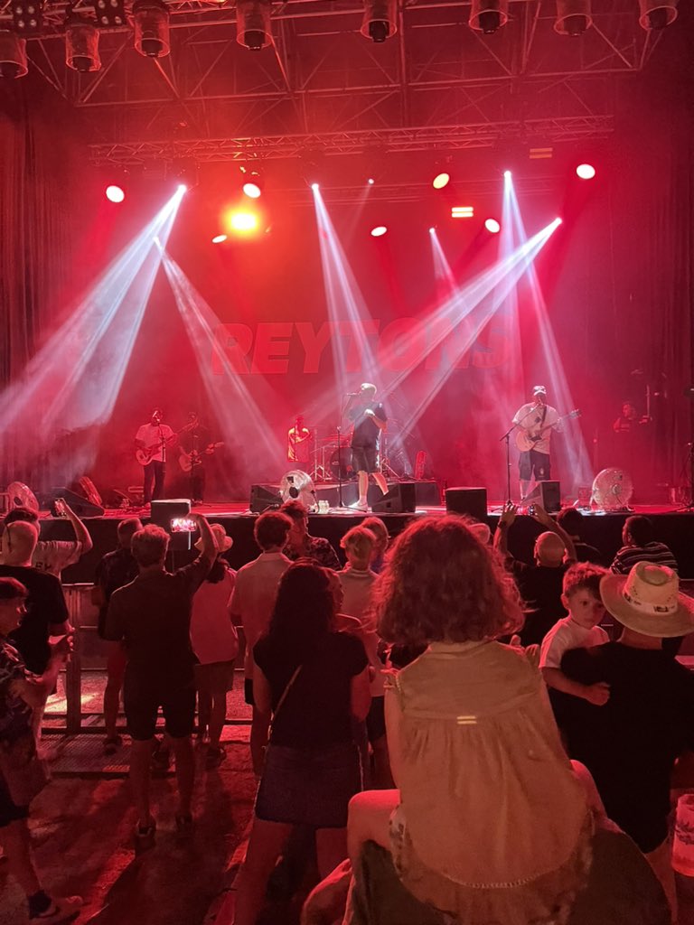 themugpunt's tweet photo. Sometimes it’s all about being in the right place at the right time … #allreytons @TheReytons https://t.co/VWq0Roa5Hp