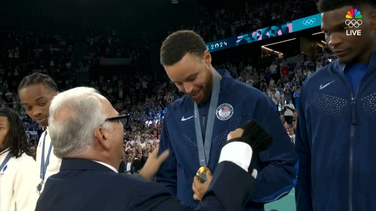 Steph with his gold medal 🔥