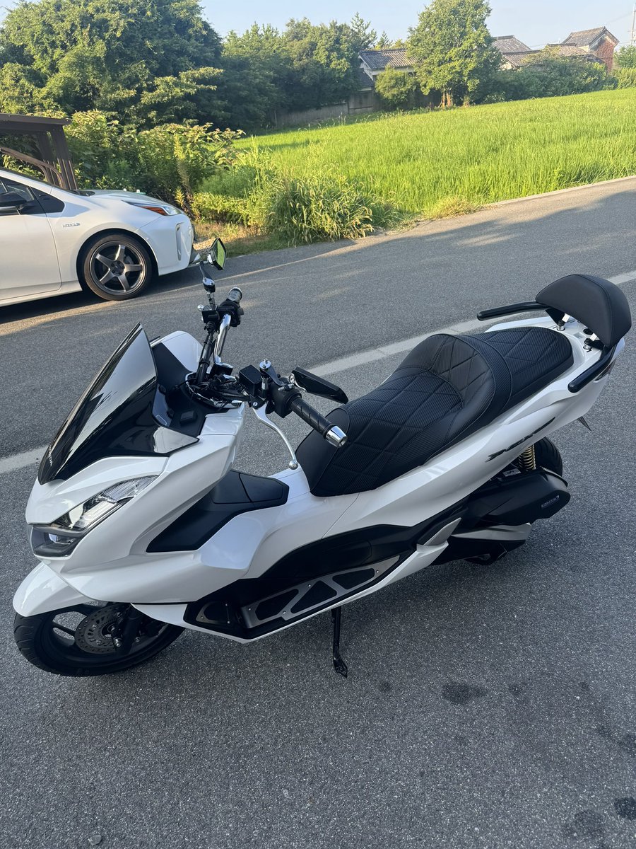 naokichi720's tweet photo. Z1000手放して、昨日新車でPCX160納車されて早速カスタムしてやっと今日明るいところで写真撮れた♪ヾ(｡・ω・｡)ﾉﾞ
マフラー早速バッフル抜いてええ音してる(  ´˘`  ) https://t.co/ysJL2JqnS5