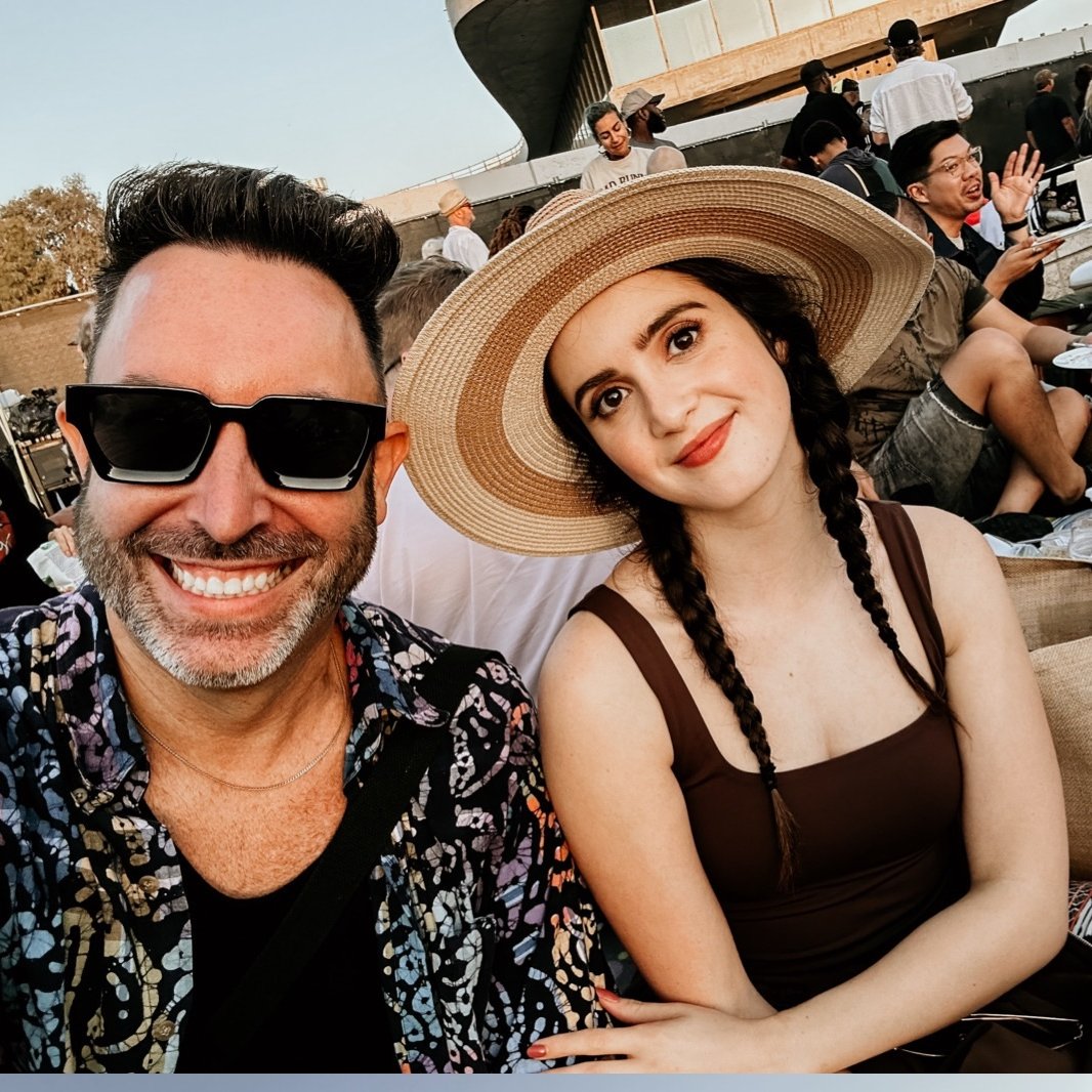 Laura Marano e seu namorado Ross Hodgkinson com amigos❤️ (Não acredito que  ela apareceu! Nem sei de quando são essas fotos mas são as migalhas que  recebemos ksks), image size:1066x1066