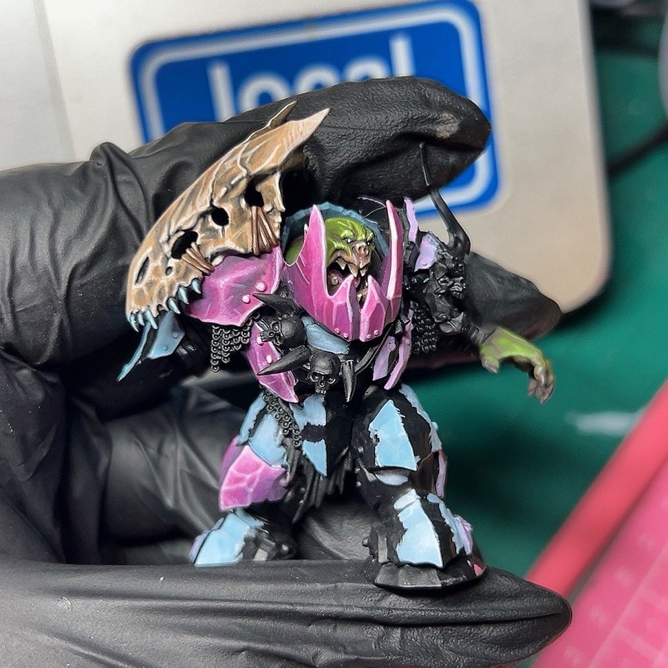 Sitting at my desk for the first time in months. Picked up this guy again and spent hours watching movies and painting da big skull. 💃🏻👌🏼#WarhammerCommunity #warhammer40k #warmongers #miniaturepainting