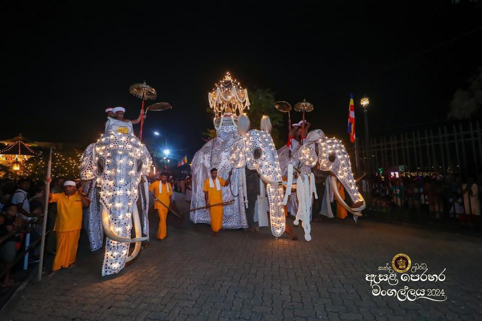 SriDalada's tweet photo. We humbly proclaim the sacred moment of Indiraja with the Relic Casket stepping upon the ancient moonstone, at the auspicious hour, under the watchful gaze of the heavens. Thus, begins the #KandyEsalaPerahera2024 #SriLanka https://t.co/b7i1QS9HfA