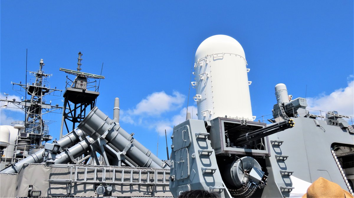 kt_666's tweet photo. 昨日見学した護衛艦「じんつう」の高性能20mm機関砲ファランクス
お隣の護衛艦「みくま」格納庫上のSeaRAMと絡めて撮れたのがなかなか良かった📸😉👍
#ファランクス #じんつう #佐世保 #SeaRAM https://t.co/yOXMGpuEAZ