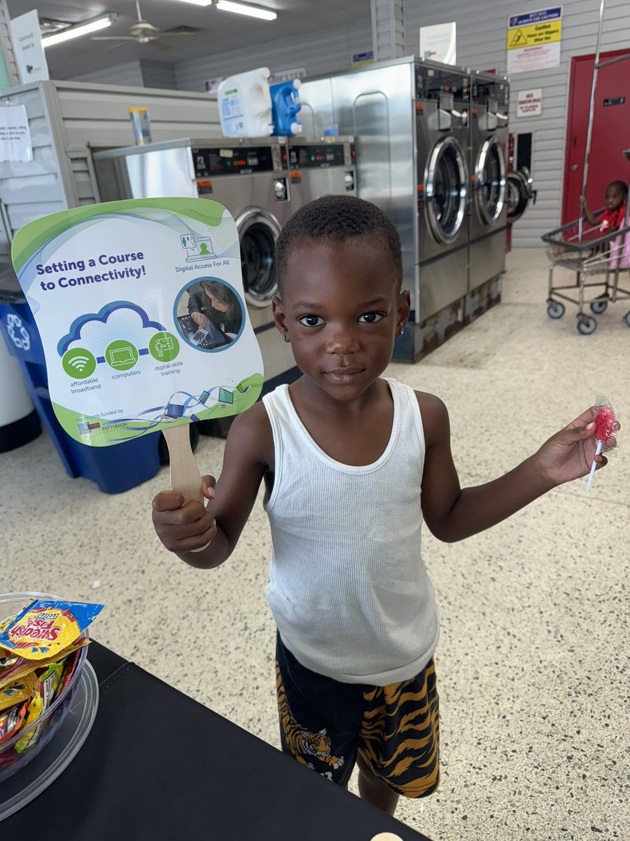 LSmithTPF's tweet photo. Pop Up Laundry with @ThePattersonFdn and 60 amazing families! 👚👕🧦🧺🛜💚💜
#digitalaccess4all #DigitalNavigators 
#popupneighbor #freelaundryday #laundryproject https://t.co/YBNBK92kGB
