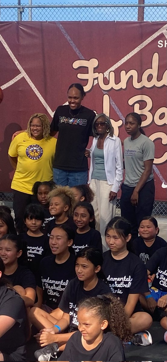 SUS0207's tweet photo. @LASparks  @LASparksPR 
@WNBA Thank you Natalie ,  LA Sparks and @Shiekh for providing the programs for our communities . My daughter Victoria Macias had a great experience. With the drills, motivational speakers, food, music and free giveaways.#comptonca #hergame #sparky https://t.co/Iu758ZWlOw