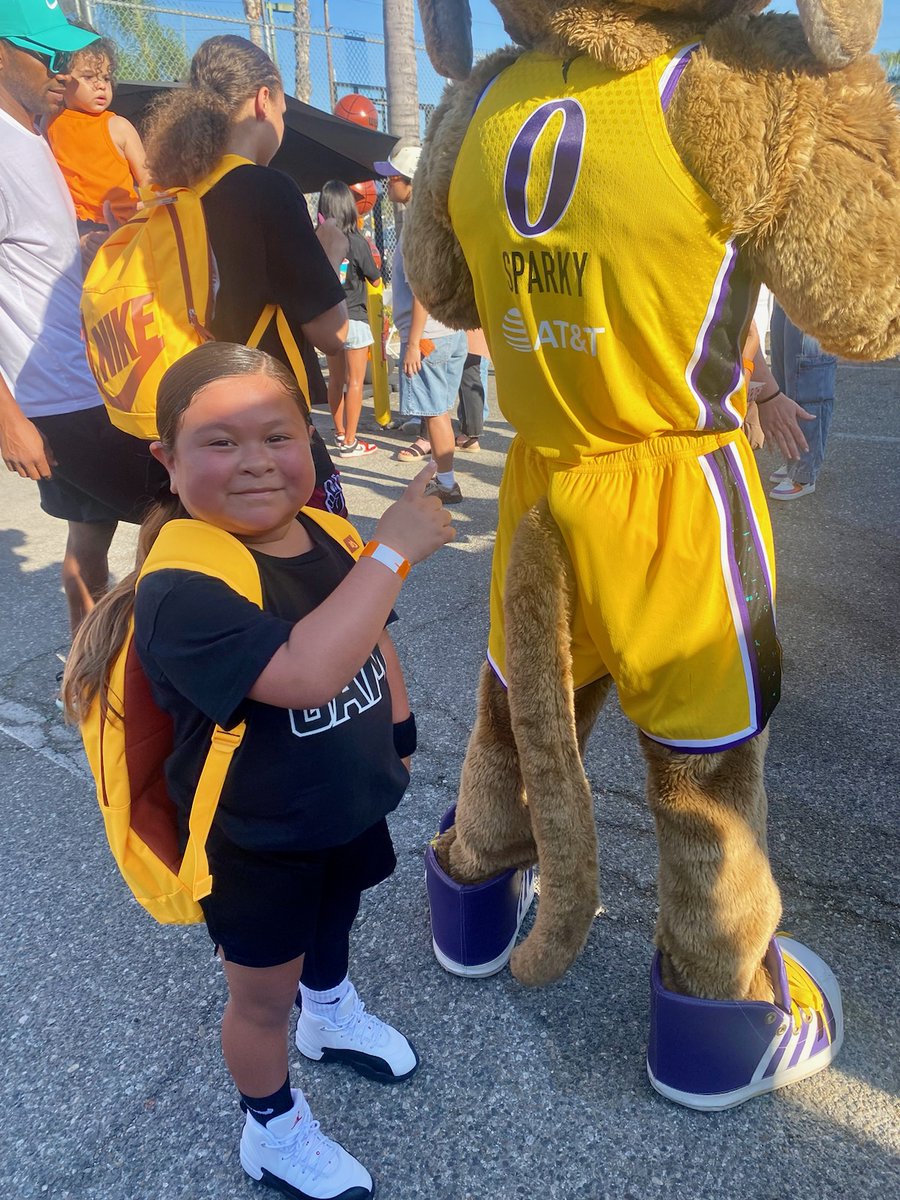 SUS0207's tweet photo. @LASparks  @LASparksPR 
@WNBA Thank you Natalie ,  LA Sparks and @Shiekh for providing the programs for our communities . My daughter Victoria Macias had a great experience. With the drills, motivational speakers, food music and free giveaways. 
#comptonca #hergame #sparky https://t.co/4p6MU3emBX