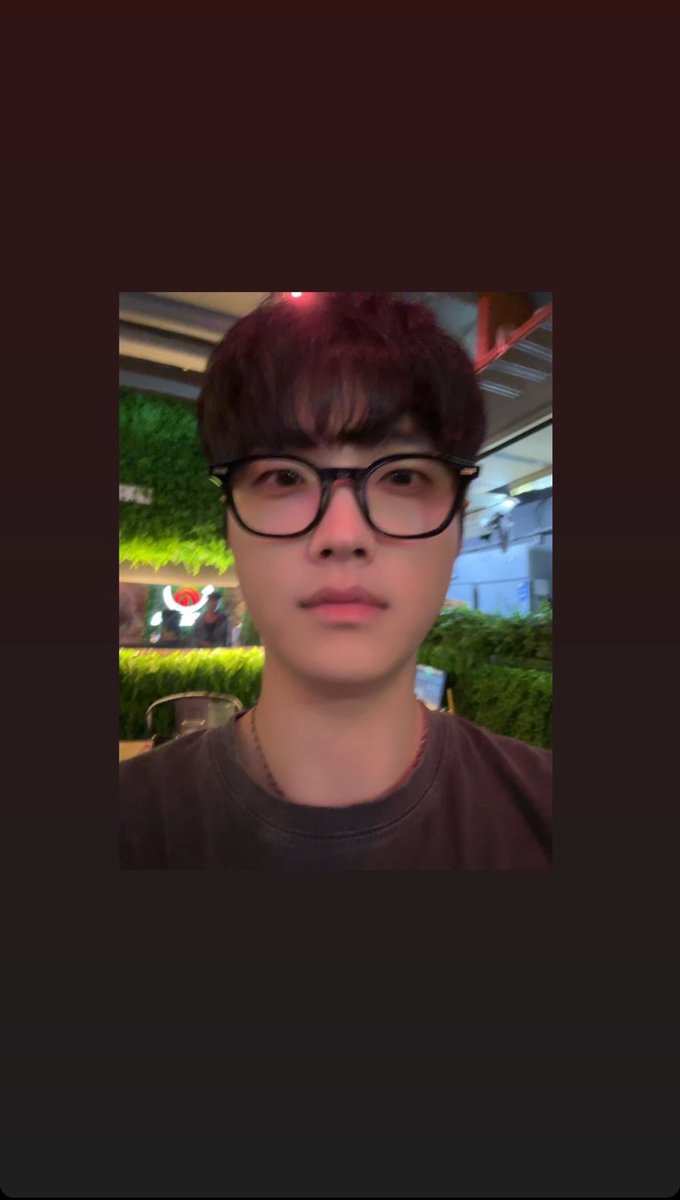 너무 잘 생겻는데...? 안경 찰떡이잖아ㅜㅜ