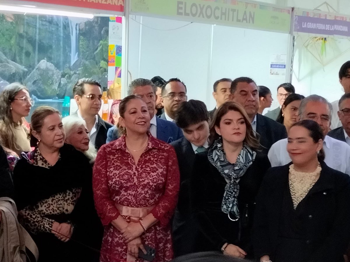 artemisa_laura's tweet photo. En la inauguración de la #GranFeriaDeLaManzana🍎, un evento lleno de tradición y cultura.
Muchas gracias al presidente municipal @pepemarquezm por la invitación y a su esposa Bety Sánchez.
Les deseo todo el éxito.
#OrgulloSerrano☺️ https://t.co/xKmBiRR9SX