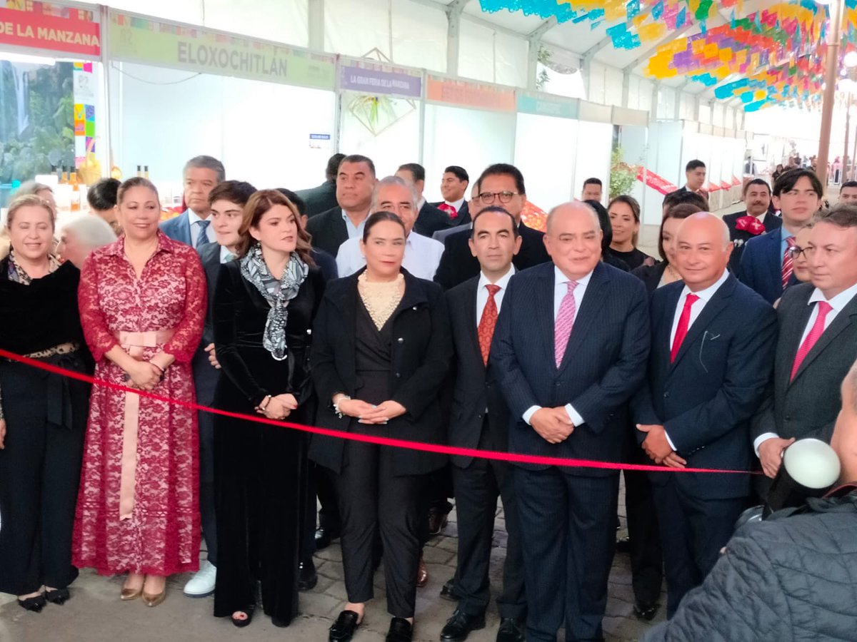 artemisa_laura's tweet photo. En la inauguración de la #GranFeriaDeLaManzana🍎, un evento lleno de tradición y cultura.
Muchas gracias al presidente municipal @pepemarquezm por la invitación y a su esposa Bety Sánchez.
Les deseo todo el éxito.
#OrgulloSerrano☺️ https://t.co/xKmBiRR9SX