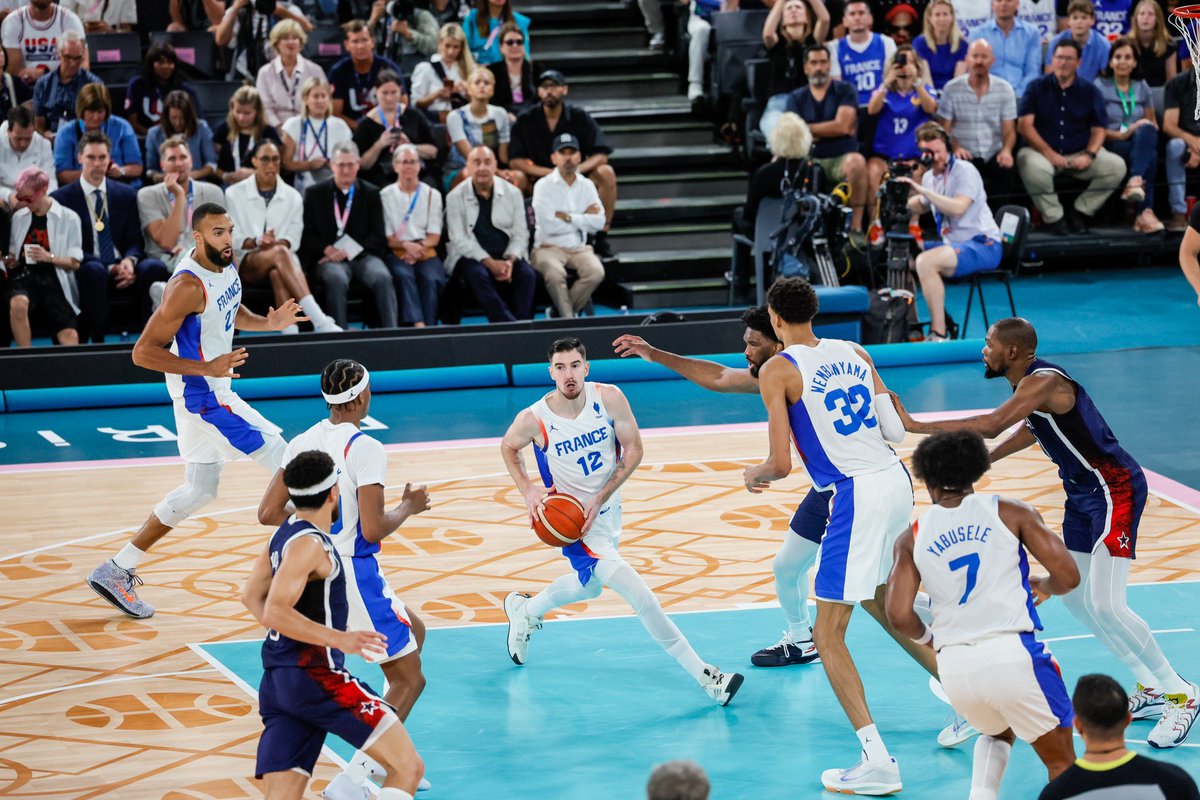 EmmanuelMacron's tweet photo. Quelle finale et quel parcours de notre équipe de France de basket ! Vous pouvez être fiers. Et cette ambiance, cette ferveur, les Jeux de Paris ! https://t.co/oxP520Fu0Q