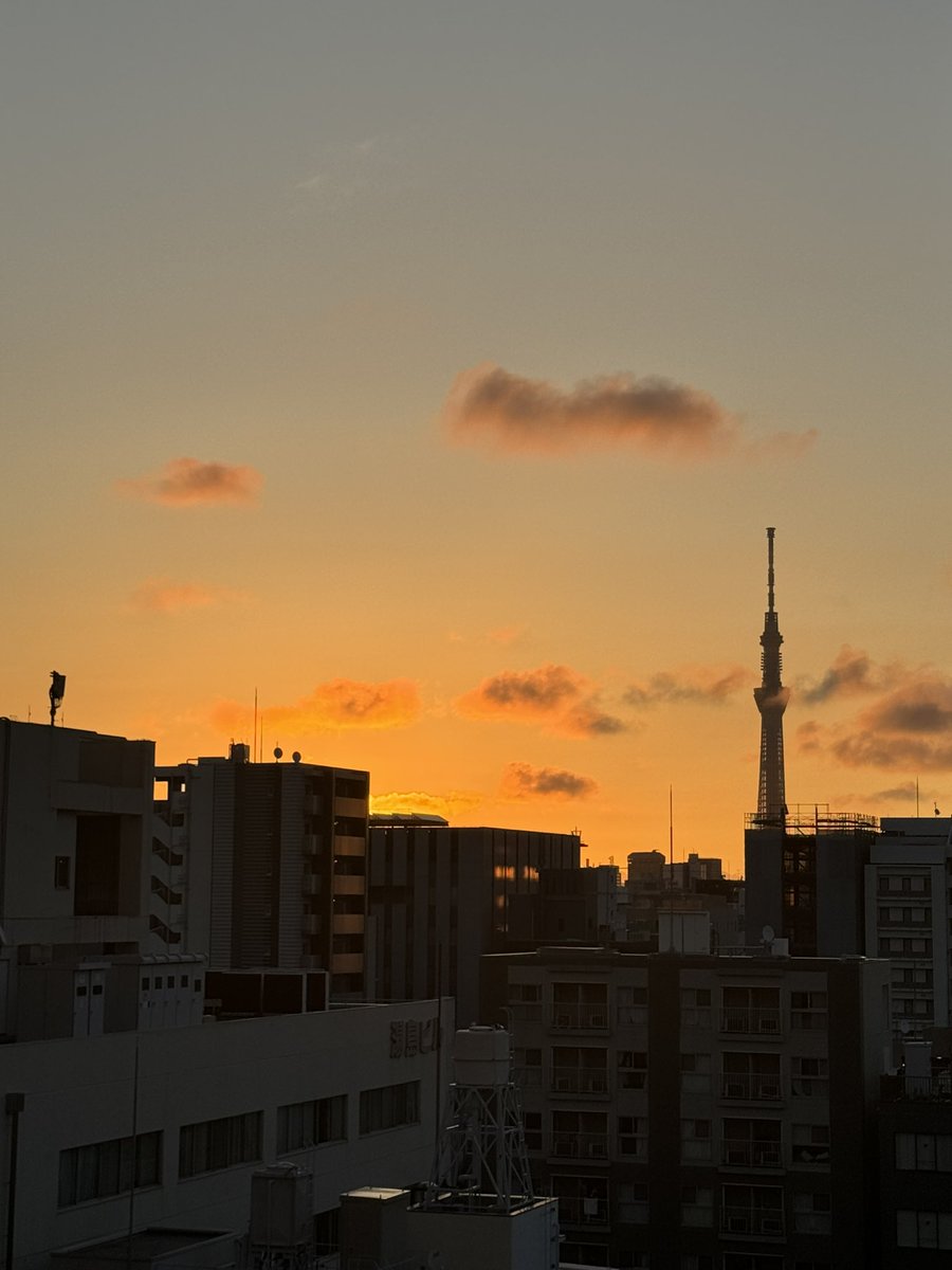 BrandX_official's tweet photo. おはようございます🌞

運良く
素敵な #朝焼け が見えました✨
二度寝しちゃいましたけどね💤

#企業公式夏のフォロー祭り
#企業公式相互フォロー 
#企業公式さんと繋がりたい
#企業公式が毎朝地元の天気を言い合う https://t.co/EKsOMUkWXM