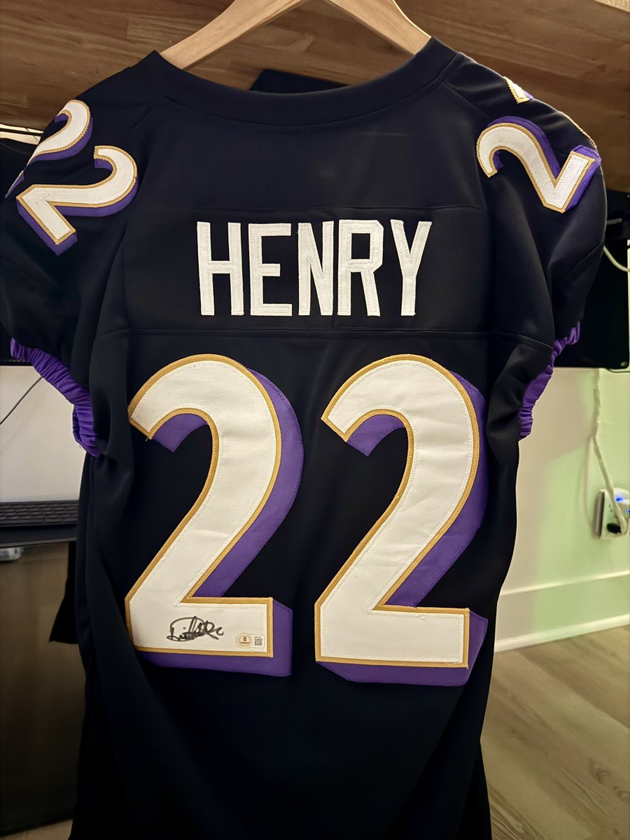 weej_lr's tweet image. I’m giving away 4 copies of Madden 25, AND each one will come with a SIGNED NFL Jersey

All you have to do to enter is follow me, retweet this post and comment your favorite team. Good luck🤝🫡