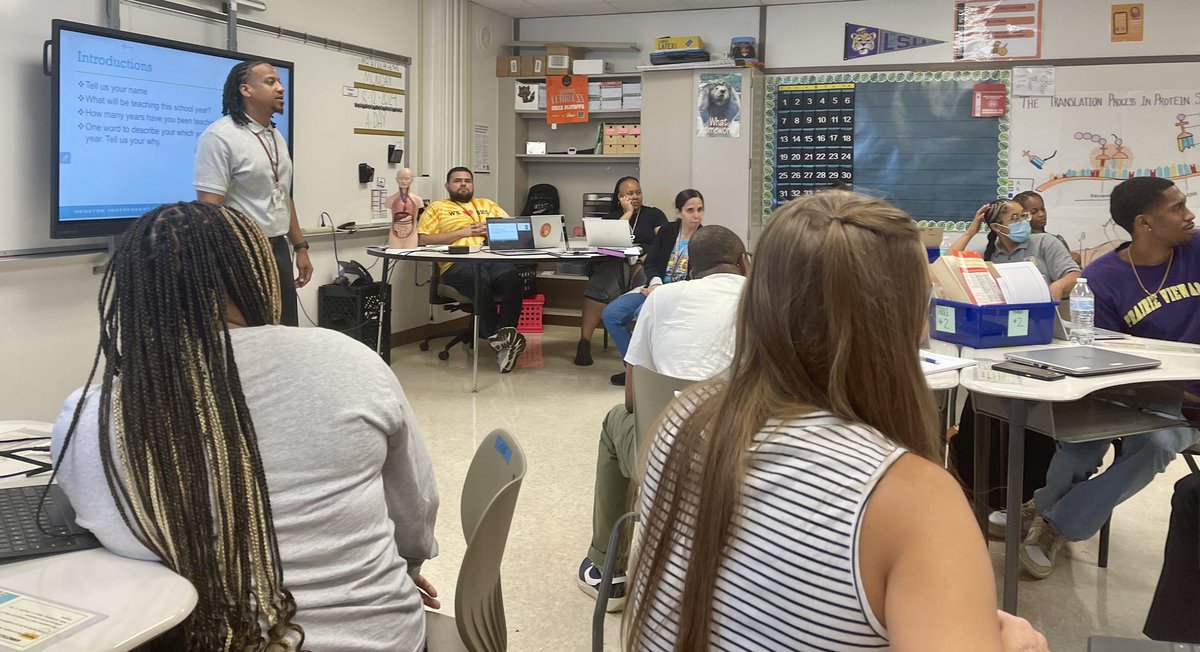Shoutout to Mr. King for kicking off the 24-25 Scarborough HS teacher mentor-mentee cohort! 🎉 New teachers are paired with seasoned mentors to ensure they thrive in their first year. Here's to a year of collaboration, growth, and success! 📝💼 #TeacherMentorship #SupportAndGrow