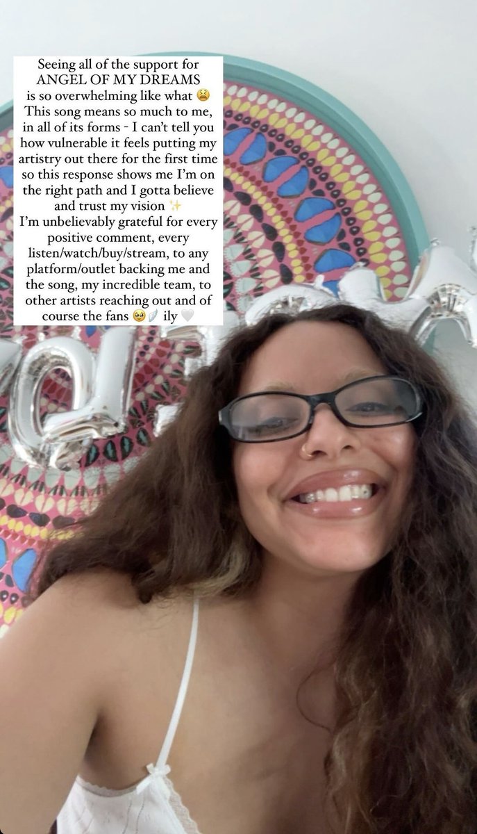 infojadebr's tweet photo. ELA MERECE! 
"Ver todo esse apoio para "Angel Of My Dreams" é tão impressionante — tipo, uau. Esta música significa muito para mim em todas as suas formas. Não consigo expressar o quão vulnerável é colocar minha arte para o mundo pela primeira vez, então essa resposta realmente me mostra que estou no caminho certo e que preciso acreditar e confiar na minha visão. Estou imensamente grata por cada comentário positivo, cada stream, visualização, compra - em qualquer plataforma e a qualquer um que esteja apoiando a mim e à música. Um enorme obrigado à minha equipe incrível, aos outros artistas e, claro, aos fãs. Eu amo vocês."

- JADE via stories 🥹💜
