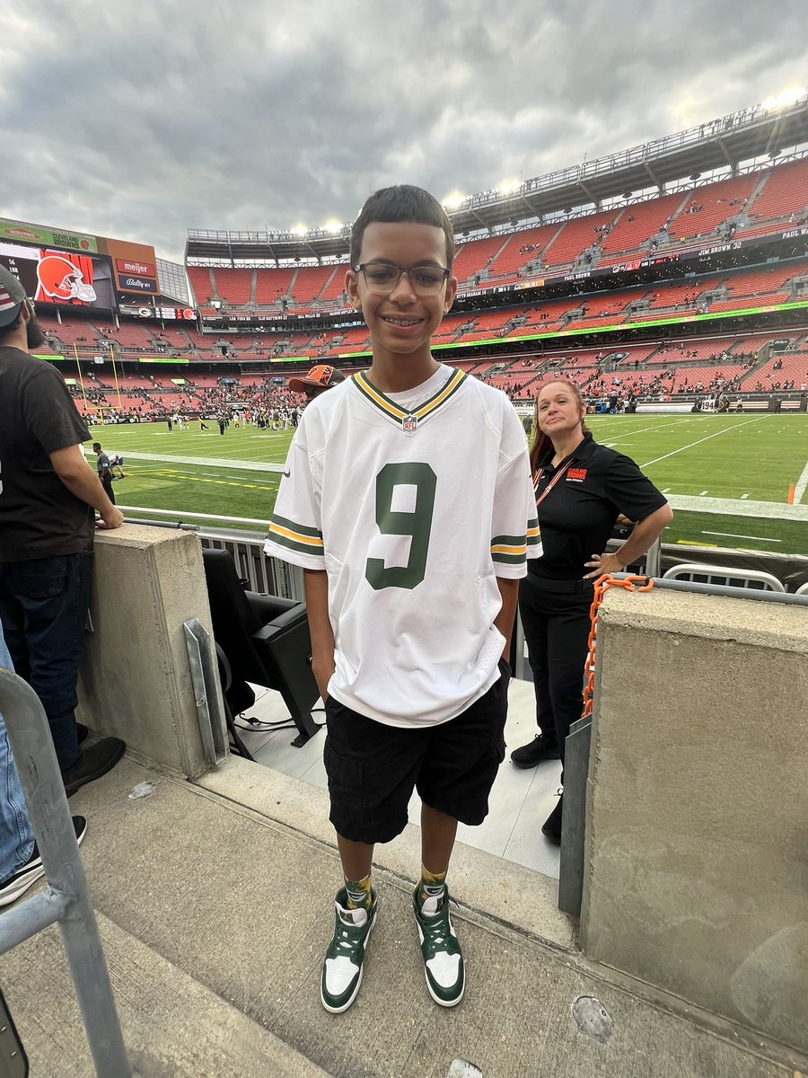 _Melllli's tweet photo. We had such a great time today cheering on the pack in Cleveland ! PACK IS BACK BABY !!! 💚💛🏈🧀 #GoPackGo https://t.co/ltegmhyNIZ