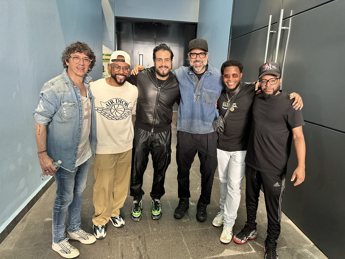 LaAcademiaTV's tweet photo. ¡Es un honor recibir a grandes y talentosas personalidades en #LaAcademia!  🎤😎🎶 Gracias team de Bruno Mars; Philip Lawrence, Jimmy King y John Fossitt; por acompañarnos y por motivar a nuestros académicos. 🫵🏼 Gracias por hacer esto posible… @jaimecamil @AndresTovarP @HectorMartinezL 
#TeCambiaLaVida