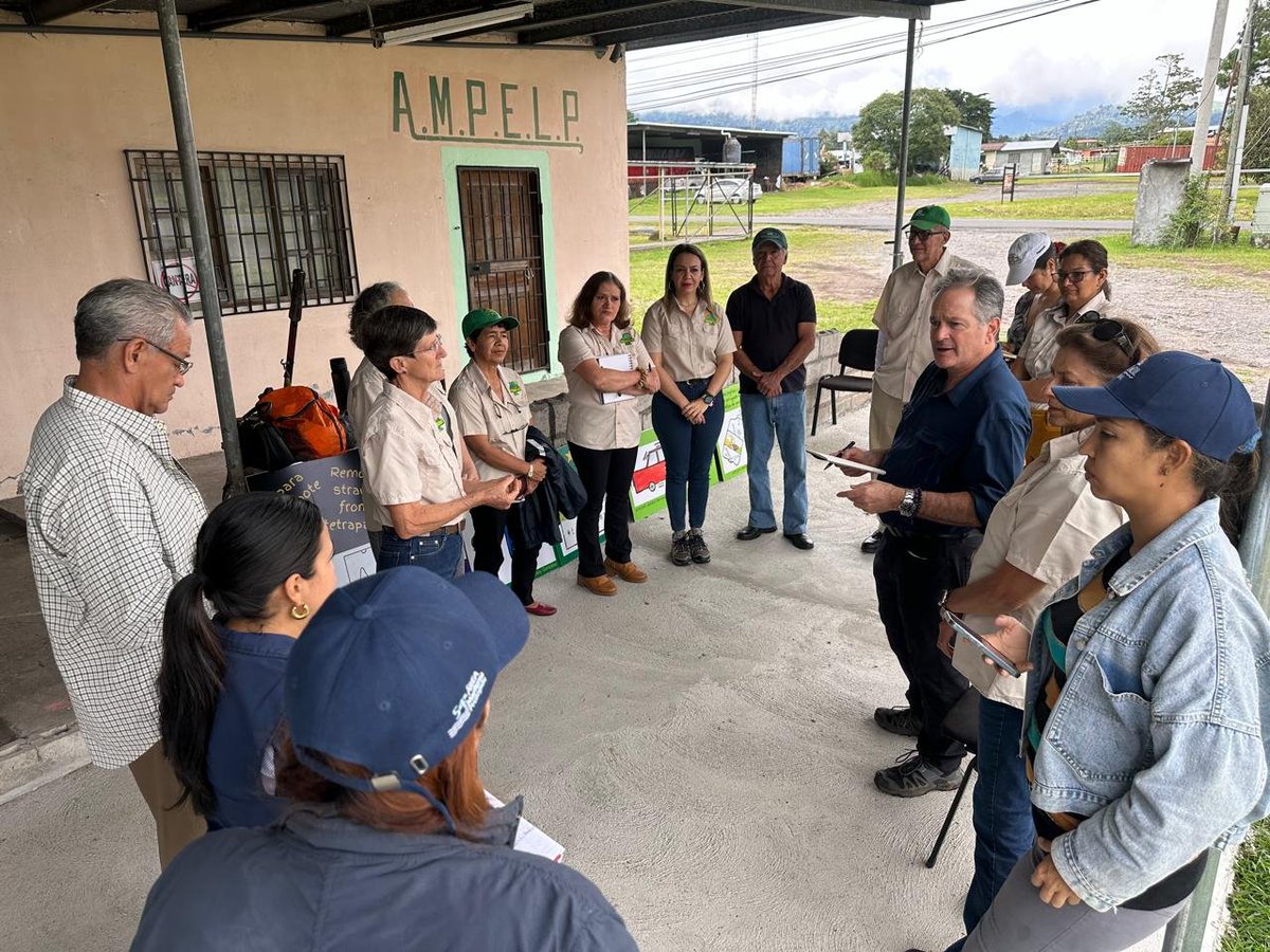 TRecicla's tweet photo. Reunión de trabajo con el Ministro de Mi Ambiente @juancanavarro. Estamos contentos porque el trabajo, voluntariado y un equipo fuerte, nos da el crecimiento sostenible que se necesita para ser un #distritoverde . https://t.co/f1KZXAdMNM