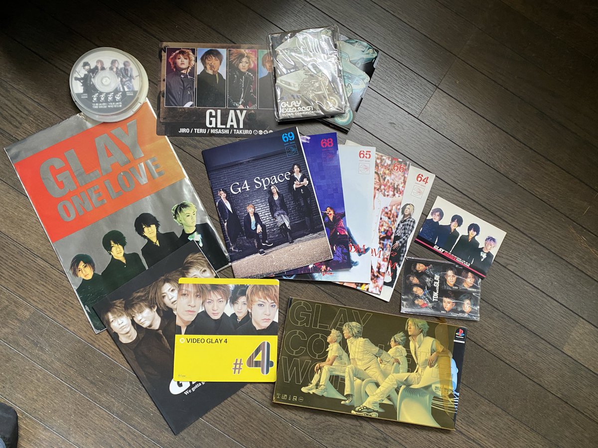 KentaK0411's tweet photo. 実家に帰ったらGLAYグッズいっぱい出てきた😂年齢がバレる😅GLAYファンわりと古株です🤣🤣🤣
#GLAY #GLAYER #HAPPY_SWING #HISASHI #TAKURO #TERU #JIRO #High_commnicatuon https://t.co/68lIGYdv2j