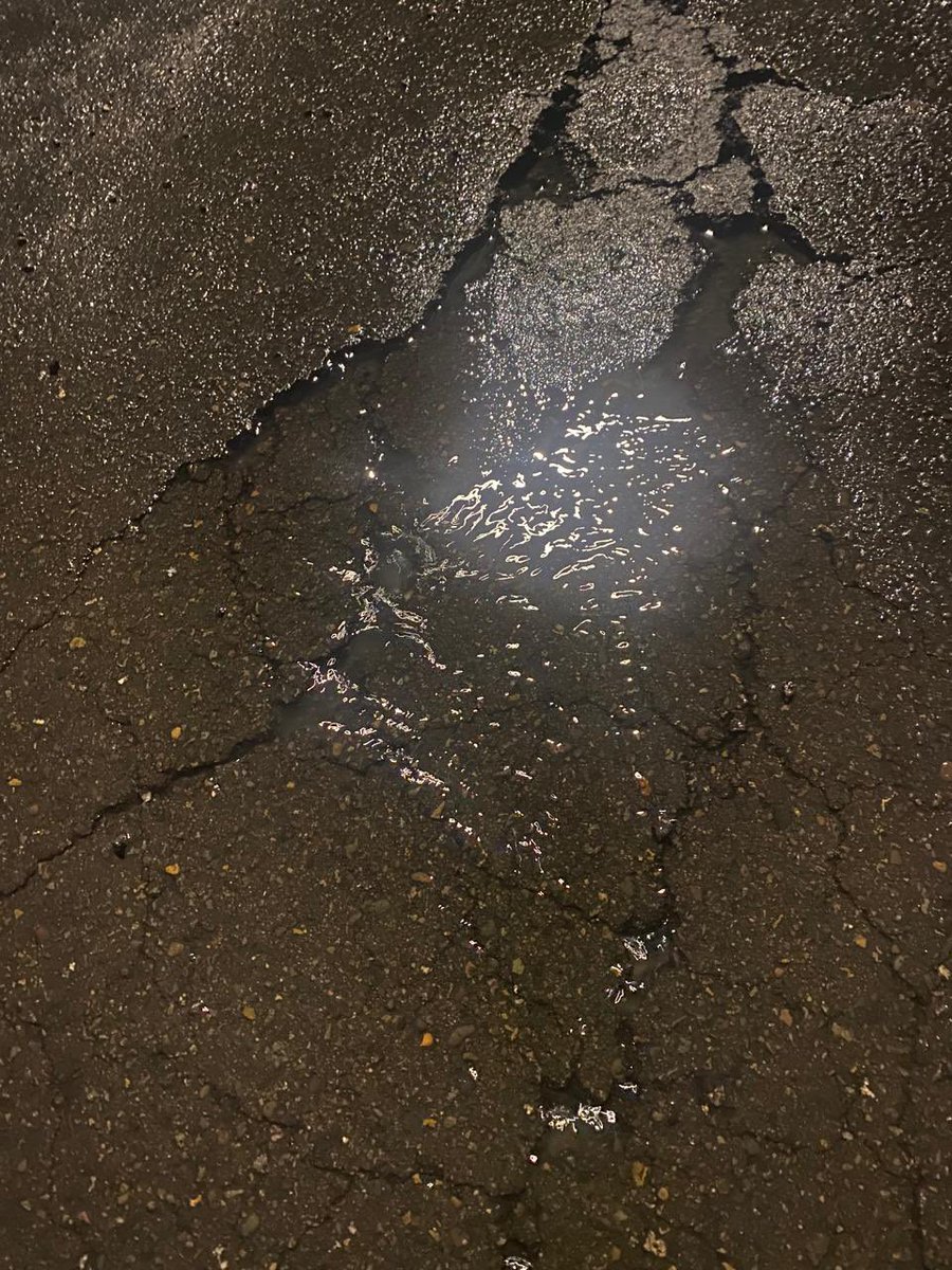 yacerda's tweet photo. @_ESVAL En ecuador además de estar sin agua tenemos rota las cañerías y con aguas servidas https://t.co/jNdr32Rzak