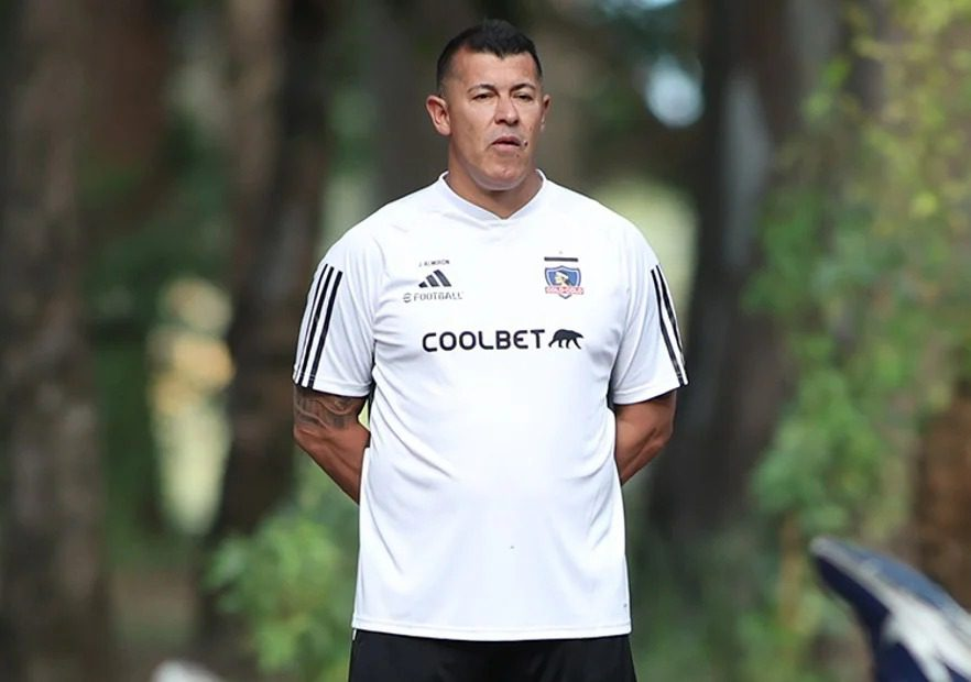 Jorge Almirón enfrenta críticas por decisiones en rotación de jugadores.