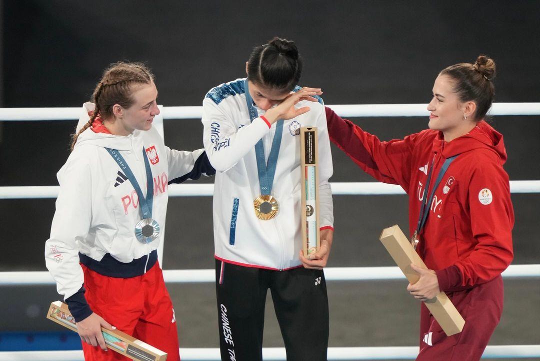JamesHsiehtw's tweet photo. 林郁婷金牌戰賽後花絮

1.波蘭選手賽後也很有風度的比出愛心，化解上次沒品土耳其對手落敗後比出X的風波，愛最大

2.郁婷很貼心幫銀牌波蘭選手整理綁好掛帶，這就是溫柔善良的台灣人

3.頒獎後郁婷還是忍不住哭了，兩位得牌選手輕拍安慰他

郁婷：「我想起這一路走來的人生跑馬燈，包括我從練拳擊開始到現在，所有的訓練、辛苦都歷歷在目，就落淚了，會落淚也是因為終於為代表我的國家拿到這面獎牌，謝謝全台灣有這麼多人相信我、支持我到現在。」

https://t.co/H9MeiwvRn1選手再度站上奧運金牌的運動競技頂點，為國爭光

#好棒的結局
