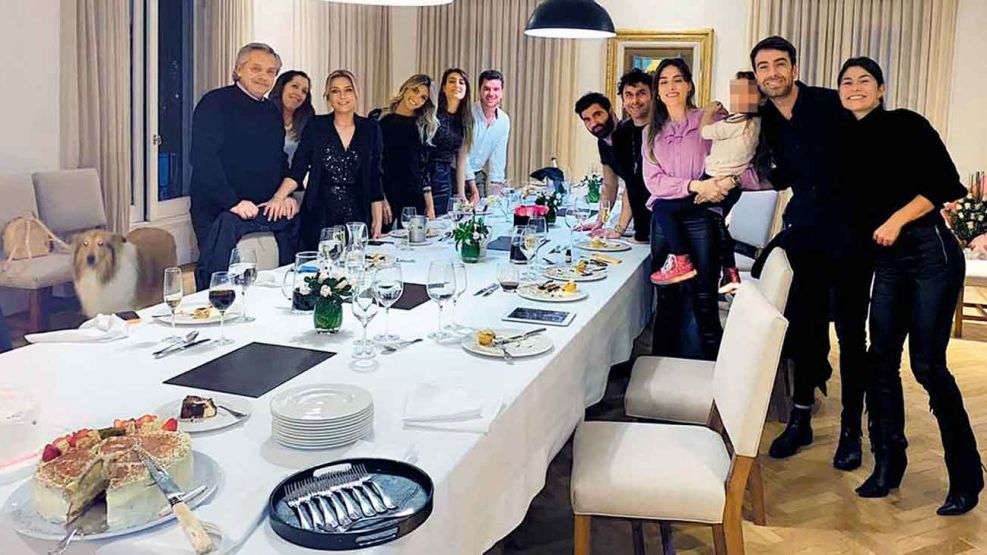 Vilella49's tweet photo. @todonoticias #elcorresponsal Sandra, te comiste el verso? Mirá la foto, solo un champán? La torta, el servicio de mesa, todo de repente? Dale Sandrita, se me cae una ídola https://t.co/bMNEIySFq5