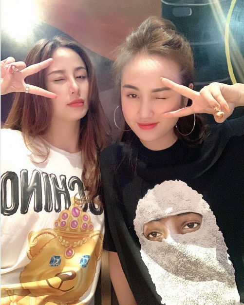 Enjoying dinner together and sharing stories—those are the best moments. 💕🍷