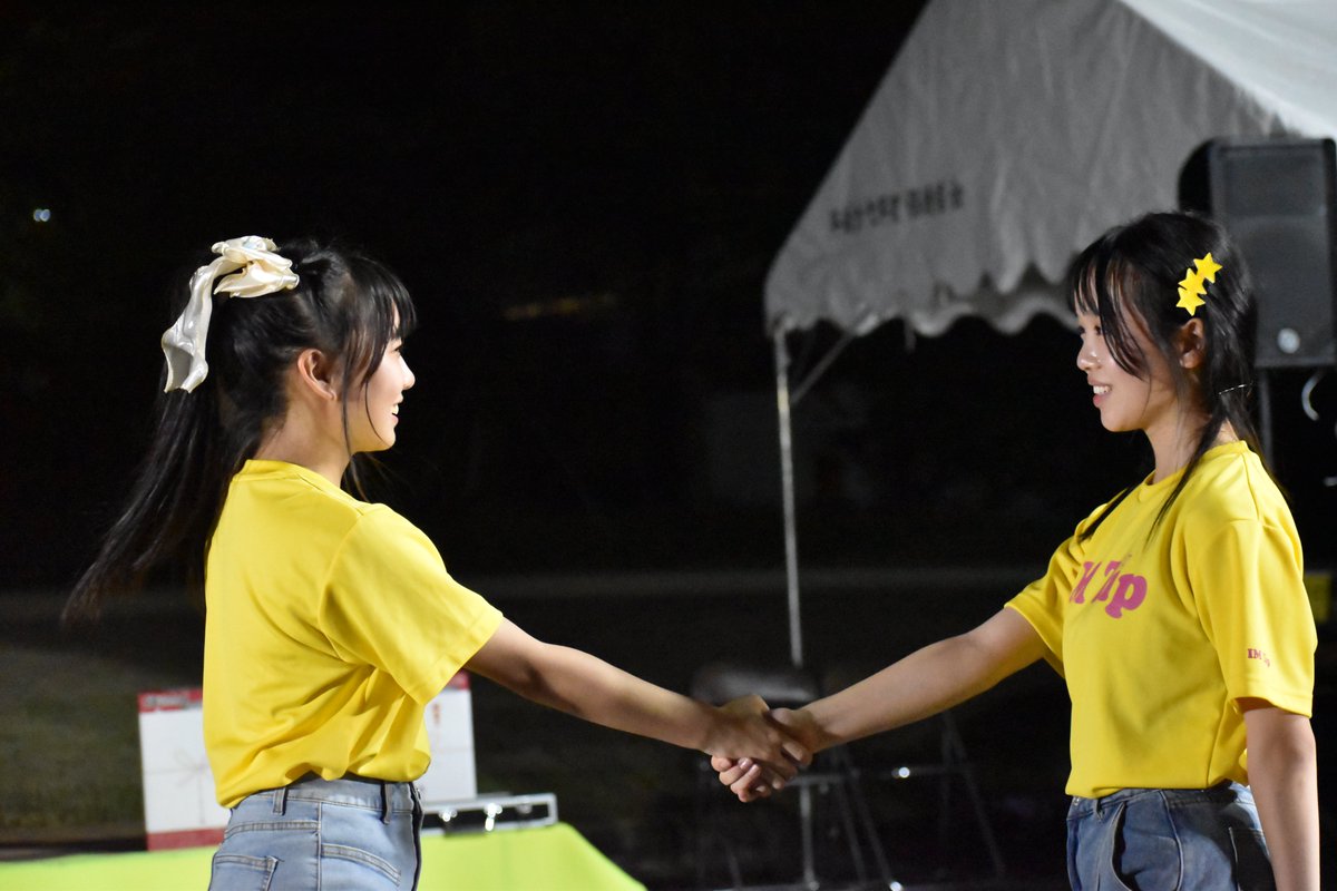 kananowa0321's tweet photo. 2024年8月10日
富山県射水市「第41回中伏木納涼祭」
IMZip　那須菜さん・仁奈さん
本日（8月11日）で卒業ライブまであと7日、「太陽と大地　私とあなた」でなずとになが握手して笑顔で見つめ合うところが印象に残りました。納涼祭に行きライブを楽しめたことに感謝しています。
#IMZip
#那須菜 #仁奈 https://t.co/2gY8rUkRyg