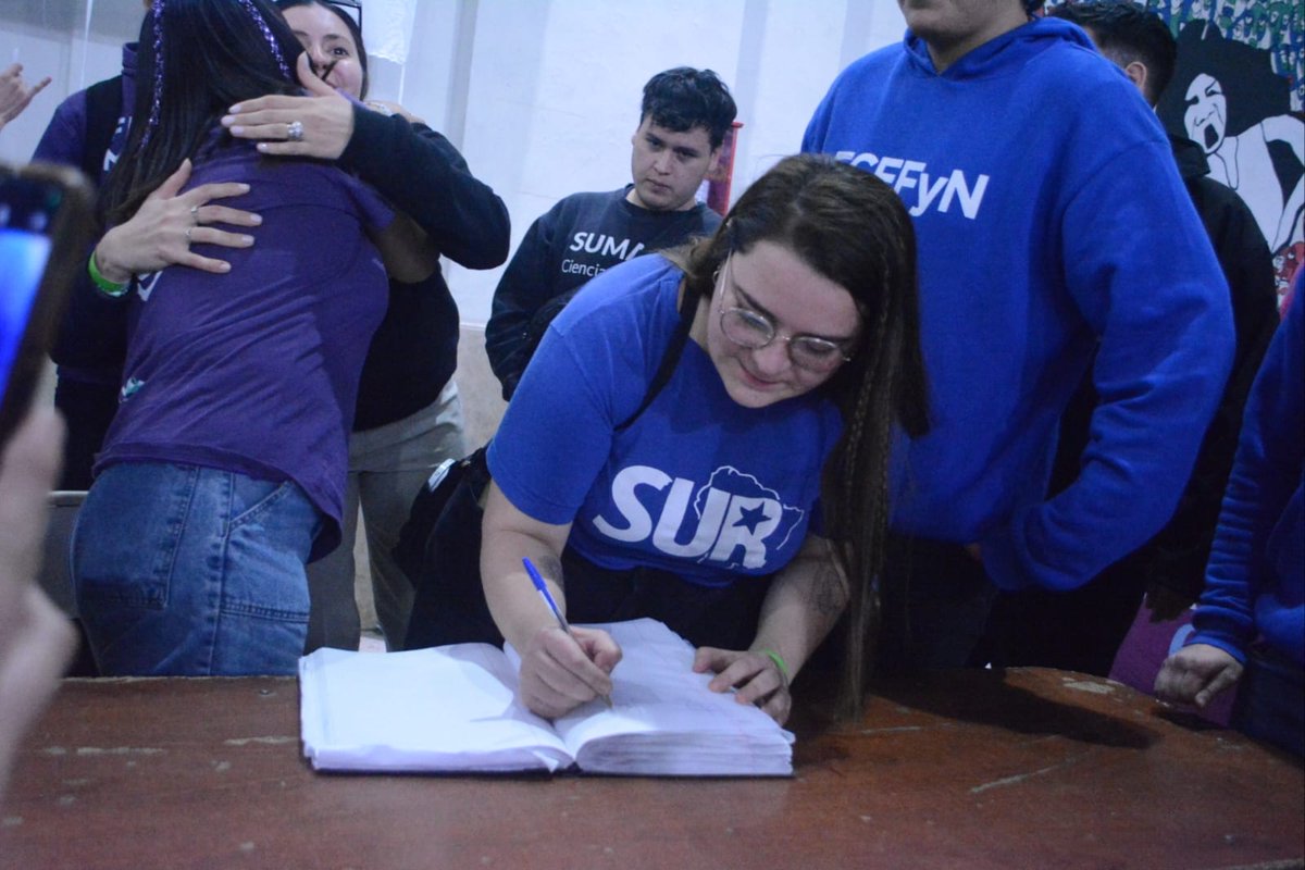 La <a href="/VirGonnzalez/">Vir González</a> de <a href="/sur_cba/">Sur - Córdoba</a>
asume la Secretaría Gral. de la FUC. Resultados:
-Franja Morada: 183 votos.
⚡La Fuerza Estudiantil: 97 votos.
- Sean eternos + CEU: 36 votos
- Libertarios : 4 votos 

Sigue creciendo la alternativa. De pie en defensa de la educación pública ✊🏽