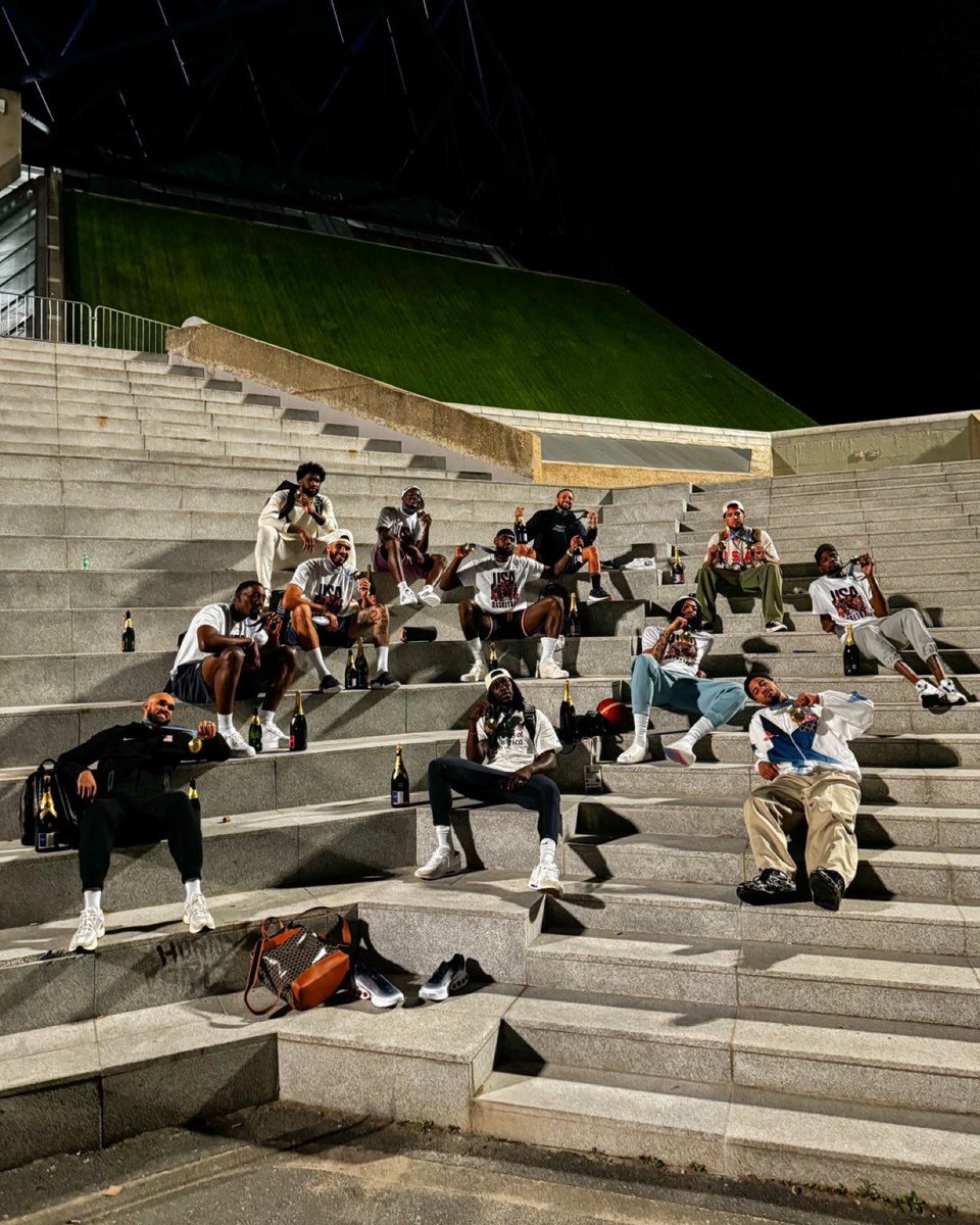 USA MBB team had to get one last iconic pic on the stairs in Paris 🥇🇺🇸 

(via <a href="/usabasketball/">USA Basketball</a>)