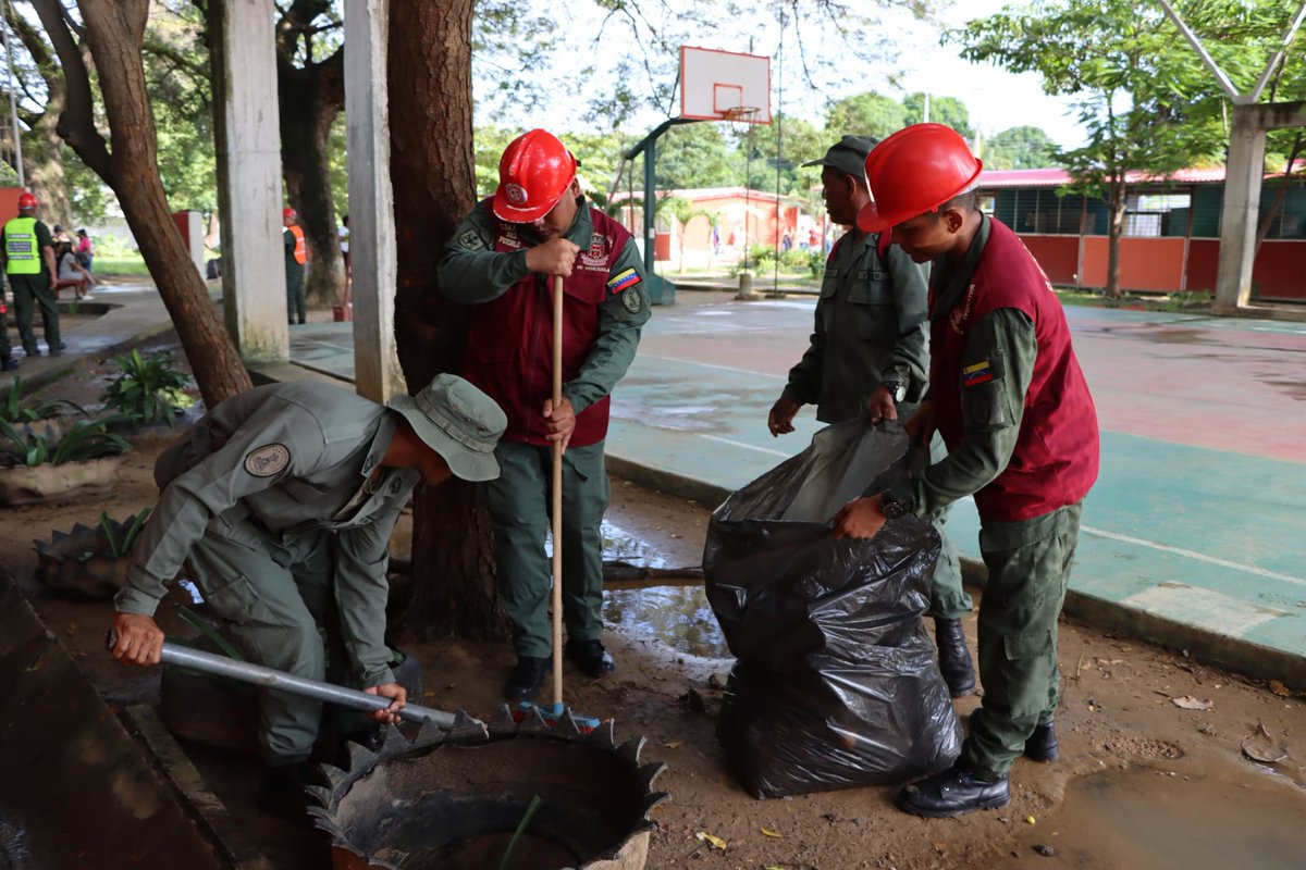 Marys Orasma (@marys_orasma) on Twitter photo #DATO | Gracias al Pdte <a href="/NicolasMaduro/">Nicolás Maduro</a>, se dió inicio a la jornada de rehabilitación del EEI Luis Felipe Marcano municipio San Fernando que el día 28 julio fue víctima del vandalismo de la derecha nada nos vencerá <a href="/_LaAvanzadora/">Yelitze Santaella</a> <a href="/eduardopiate2/">eduardo piñate</a> <a href="/dcabellor/">Diosdado Cabello R</a> <a href="/ConCiliaFlores/">Cilia Flores</a> #DATO | Gracias al Pdte <a href="/NicolasMaduro/">Nicolás Maduro</a>, se dió inicio a la jornada de rehabilitación del EEI Luis Felipe Marcano municipio San Fernando que el día 28 julio fue víctima del vandalismo de la derecha nada nos vencerá <a href="/_LaAvanzadora/">Yelitze Santaella</a> <a href="/eduardopiate2/">eduardo piñate</a> <a href="/dcabellor/">Diosdado Cabello R</a> <a href="/ConCiliaFlores/">Cilia Flores</a>