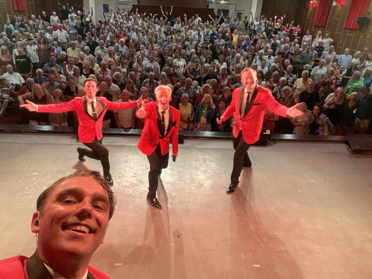 Thank you Torquay! 
📸
A great night at @babbacombe_theatre 

See you next year! 

#ohwhatanight #theatre #tour #torquay