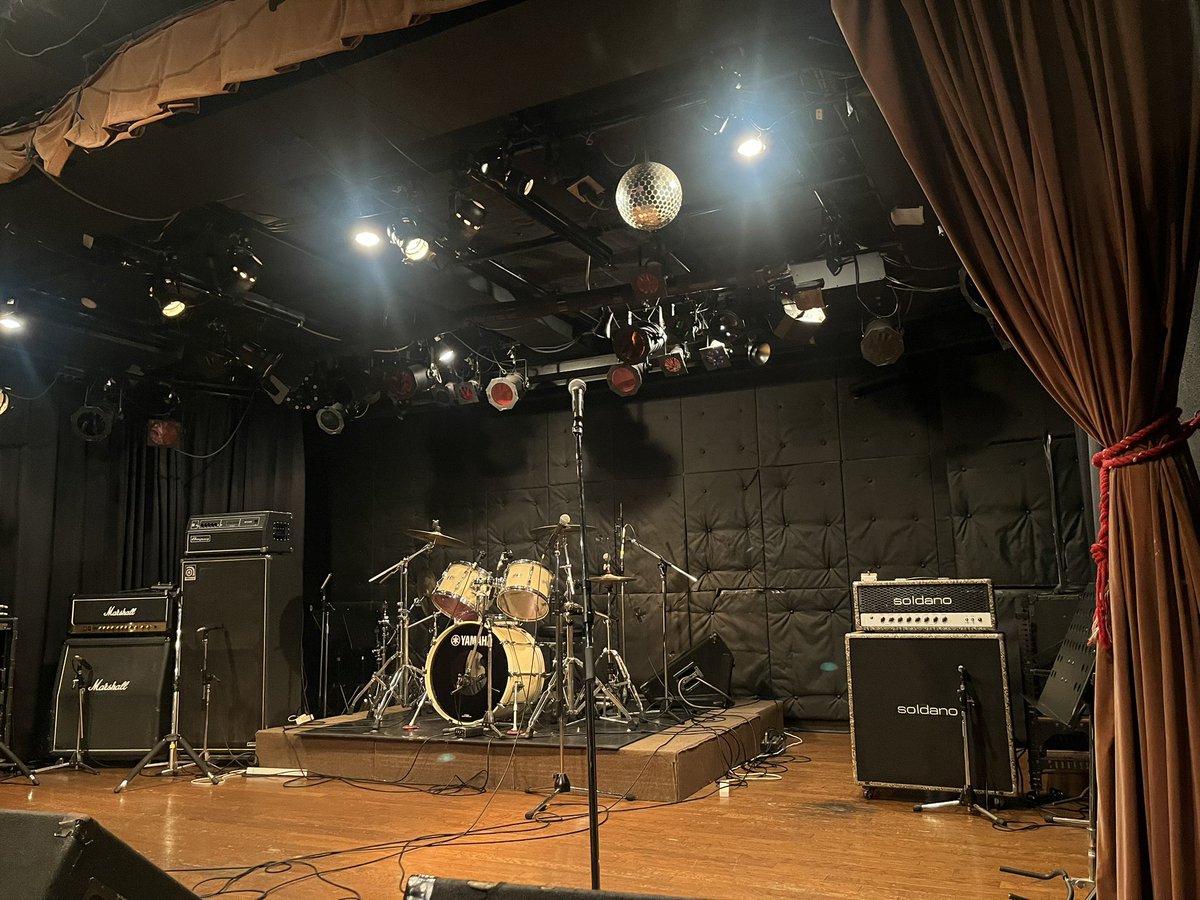 tono_ddgdmd2b's tweet photo. #OBAKA10th でした！関係者及び来てくれた皆様ありがとうございました！会場の学校の体育館ステージ感が強くて(特にこの床！)、手作り感あるイベントだったので高校でできなかった青春コンプレックスのひとつ「体育館での学祭ライブ」が若干解消されてめっちゃ楽しかった… ありがとうございました…！ https://t.co/gCTNSJx5AV