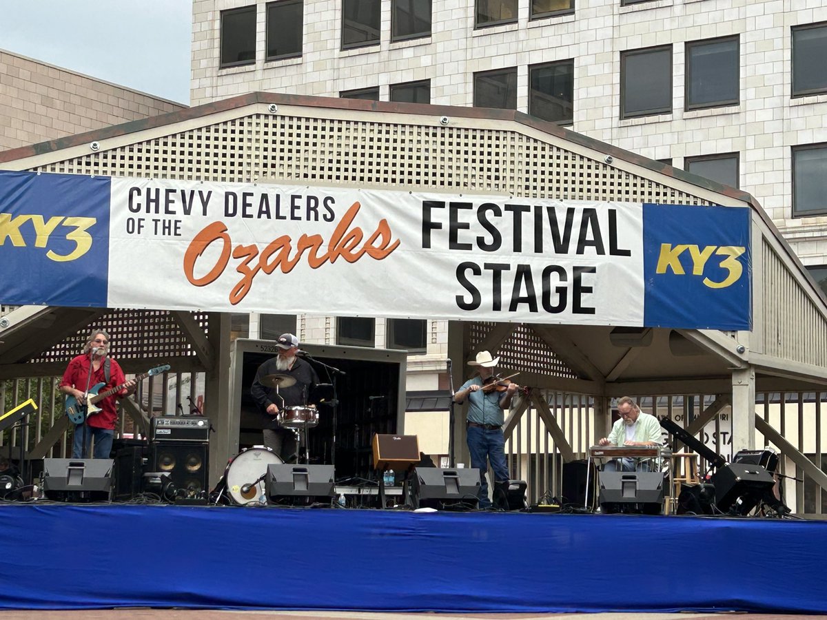 The Honkytonk Renovators are a great way to close out the <a href="/Rte66FestSGF/">Route66FestivalSGF</a>. One of our favorite local groups. 🤠🎼