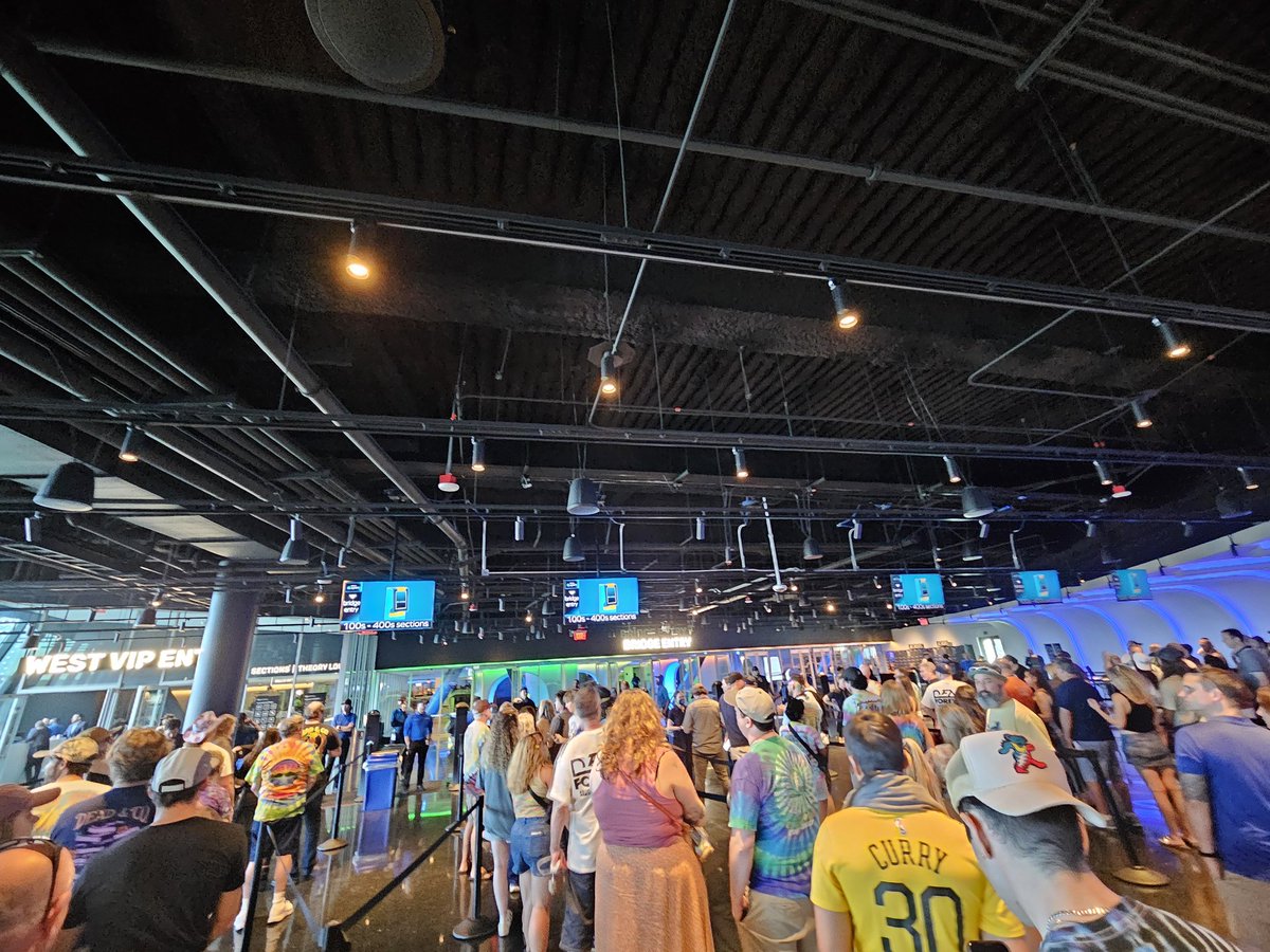 Concert_People's tweet image. early arrivers
#DeadForever #FinalWeekend ✌️⚡️💀🥀🎶 🪩💃✨️🔮🫶