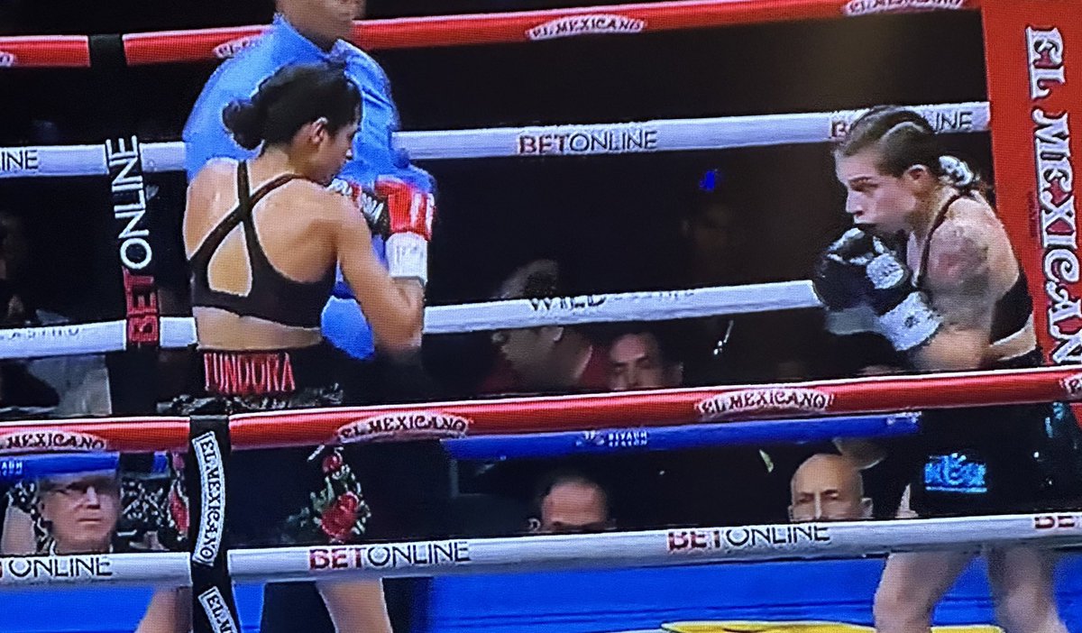 Valiente pelea de la “leona” chilena. Fundora controla la mayor cantidad del tiempo el combate aprovechando su gran alcance. Tras 4 rounds la tengo 39-37 para la campeona mundial Mosca FIB  #FundoraAsenjo