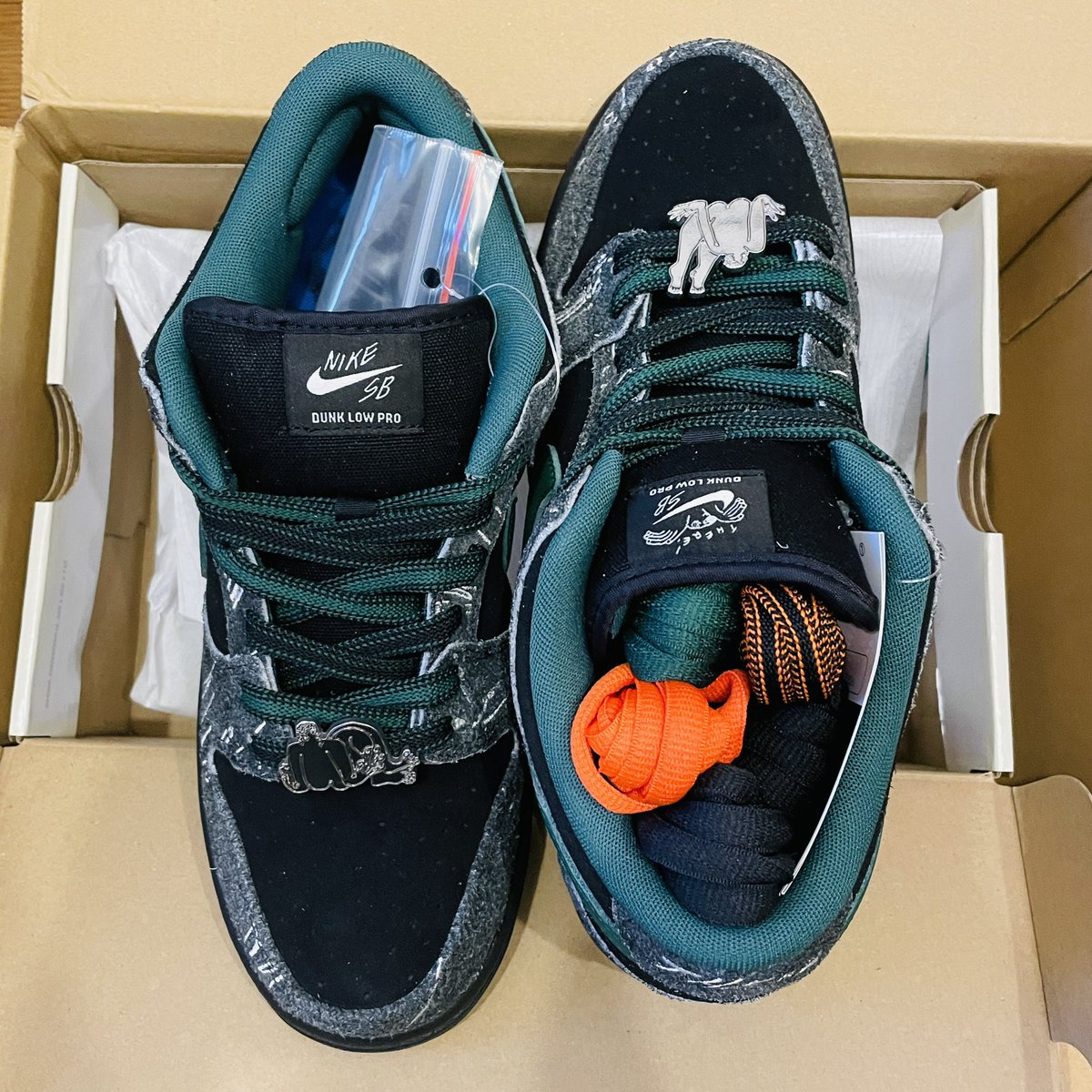 これはいいですね
模様は刺繍だし黒い部分はスウェードだしヒモが6種類、デュプレも2種類
配色もよく履き込んでポロくなってもかっこよく見えそうです
なにより公式でのSB当選はブラウンペイズリー以来なのでよりよく見えます
#ゼアスケートボード