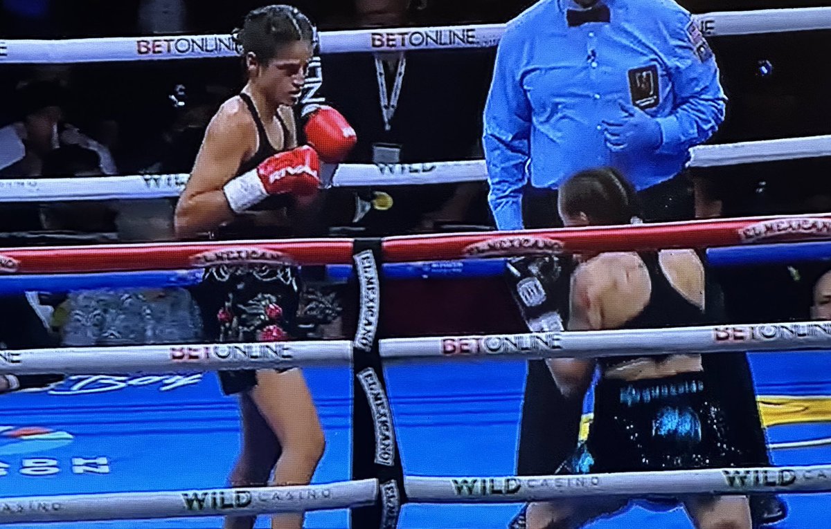 Tremendos cruces entre Fundora y Asenjo en el noveno round. Entretenido combate a falta de un asalto para el final #FundoraAsenjo