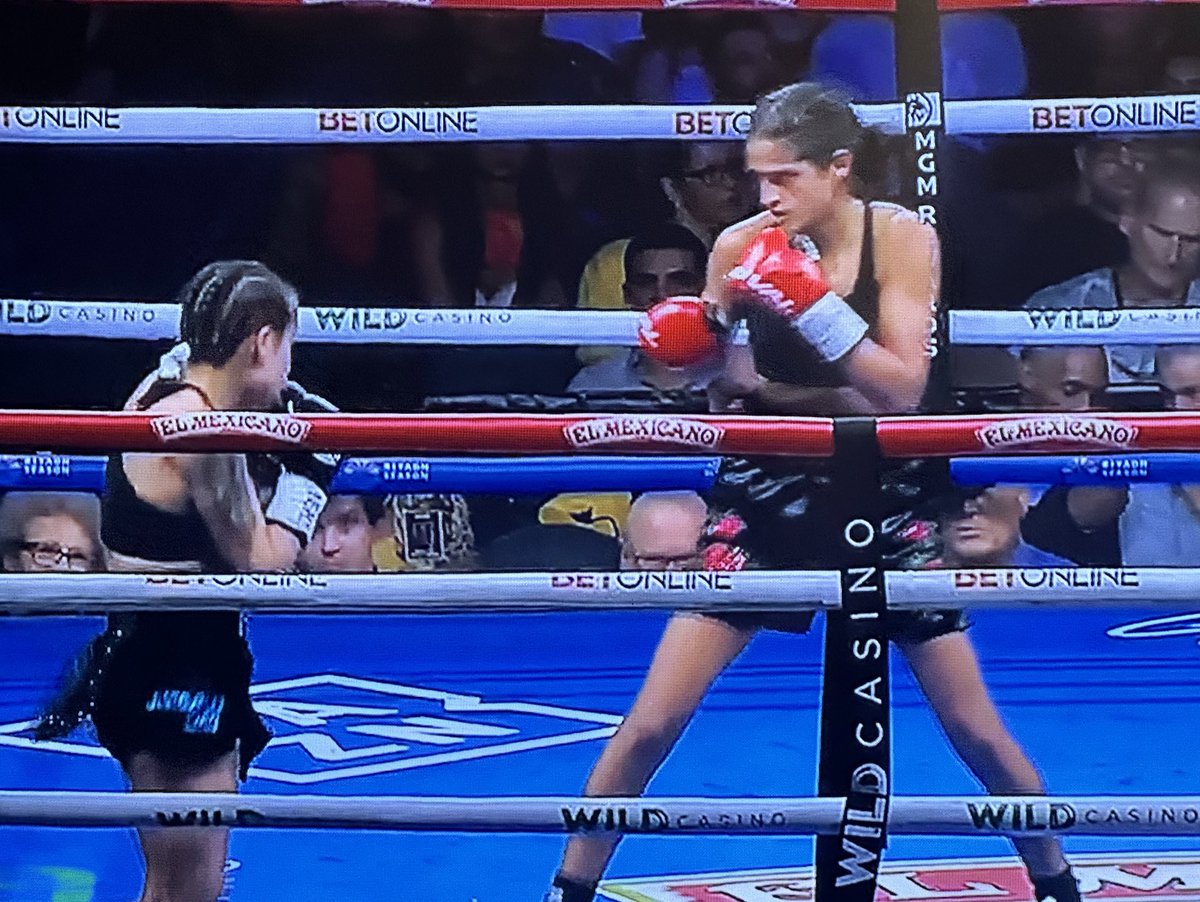 Asenjo es valiente y está aprovechando con creces su oportunidad. Fundora domina la mayor cantidad de rounds pese a que algunos han sido muy cerrados. Tras 8 rounds la tengo 78-74 para la campeona mundial FIB  #FundoraAsenjo