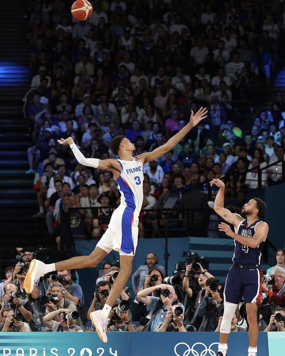 AlertaNews24's tweet photo. 🇺🇸 PARÍS 2024 🇺🇸

El que tira es Steph Curry de 1.89m, y el que intenta defender es Wemby de 2.24m.

Un momento que quedará marcado en la historia del básquetbol.

#Paris2024 #Olympics
#Basketball https://t.co/IwtwQCNHAf