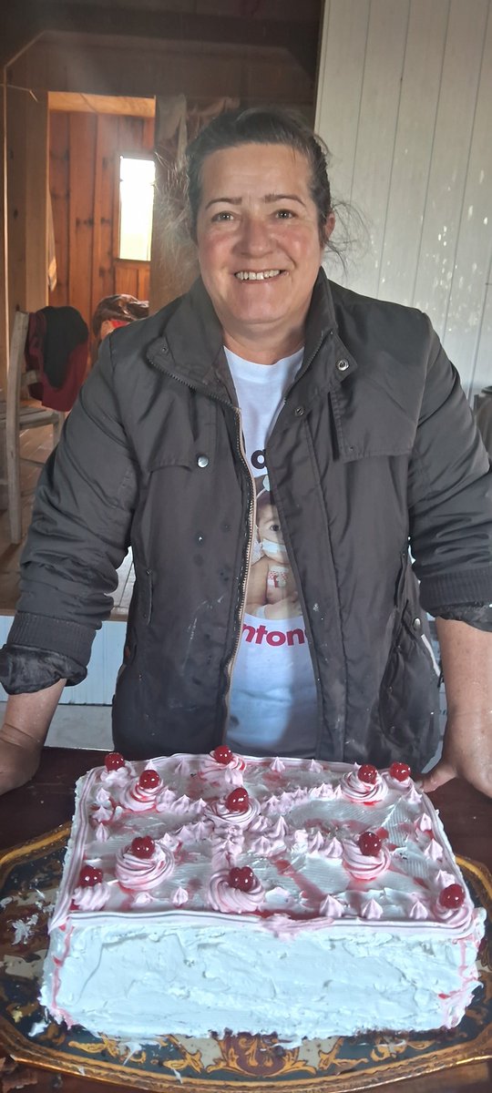 Mateusbuenu's tweet photo. E o bolo que minha mãe vez igual aqueles bolo ano 2000. Ta toda alegre com o bolo gigante kkkk https://t.co/BpYXzD3BqS