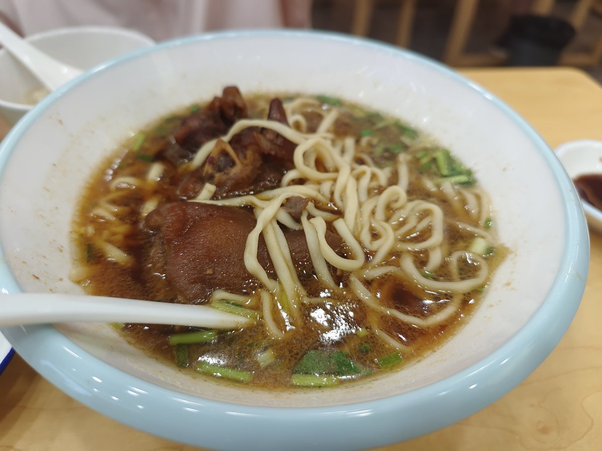 上海的蟹黄汤包和猪脚面，美味！ https://t.co/2PAImrNWA8
