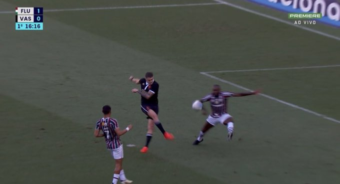 humoresportivo's tweet photo. A verdade é que esse gol tem um nome: reembolso!

Quem lembra desse lance entre Fluminense e Vasco no primeiro turno? https://t.co/rBh6QiK7JP