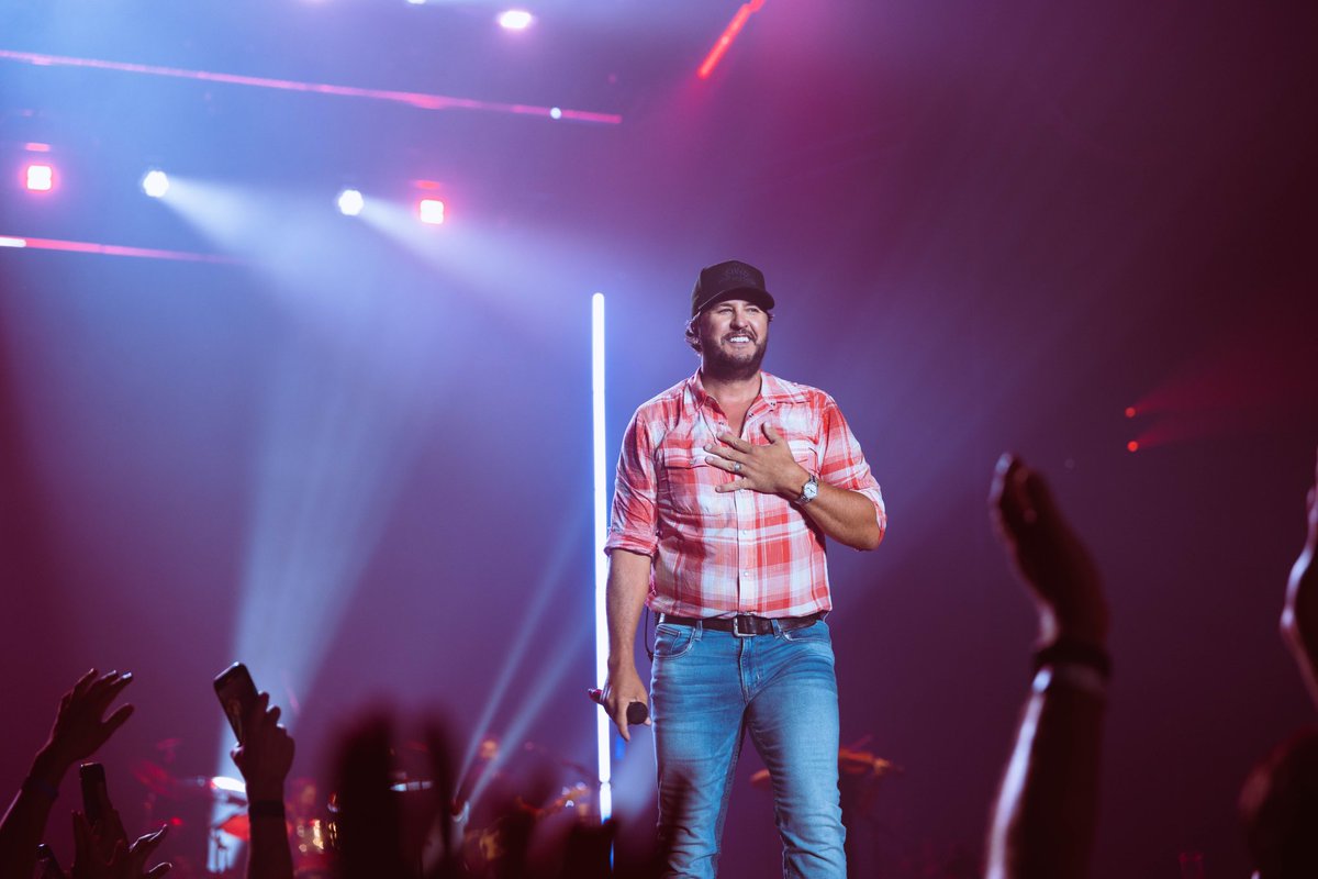 lukebryan's tweet photo. Shuttin’ down the Sunset bars in LA last night. #ClosingTimeInCalifornia #MindOfACountryBoyTour https://t.co/zQS6wqymks