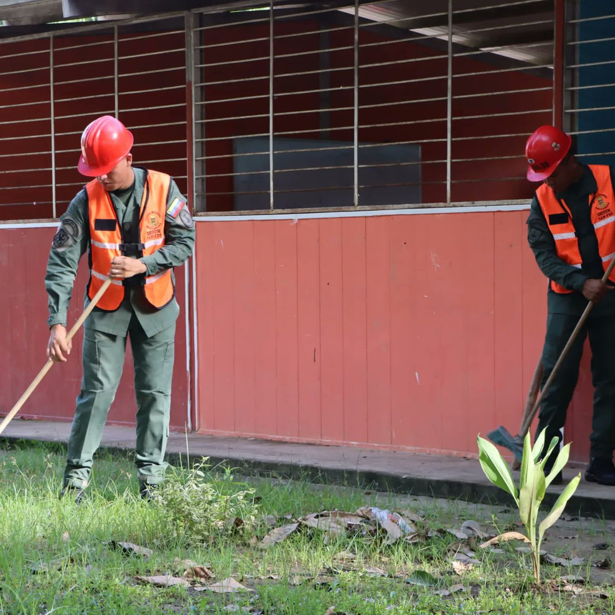 CDCEApure (@ze_apure1) on Twitter photo #EnFotos | Gracias al Presidente <a href="/NicolasMaduro/">Nicolás Maduro</a>, jornada de rehabilitación de las instituciones educativas que fueron víctimas por los grupos violentos de la derecha del municipio San Fernando <a href="/_LaAvanzadora/">Yelitze Santaella</a> <a href="/eduardopiate2/">eduardo piñate</a> @MPPEDUCACION <a href="/marys_orasma/">Marys Orasma</a> <a href="/dcabellor/">Diosdado Cabello R</a> #EnFotos | Gracias al Presidente <a href="/NicolasMaduro/">Nicolás Maduro</a>, jornada de rehabilitación de las instituciones educativas que fueron víctimas por los grupos violentos de la derecha del municipio San Fernando <a href="/_LaAvanzadora/">Yelitze Santaella</a> <a href="/eduardopiate2/">eduardo piñate</a> @MPPEDUCACION <a href="/marys_orasma/">Marys Orasma</a> <a href="/dcabellor/">Diosdado Cabello R</a>
