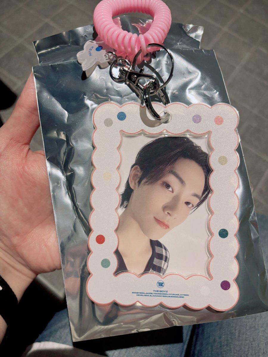 shineforever_9's tweet photo. theboyz ドボイズ　交換　
ランダムトレカホルダー
トレカ付き

《譲》ケビン

《求》サンヨン エリック ジェイコブ

郵送にて交換希望です☺︎ https://t.co/YJRA8TsN5T