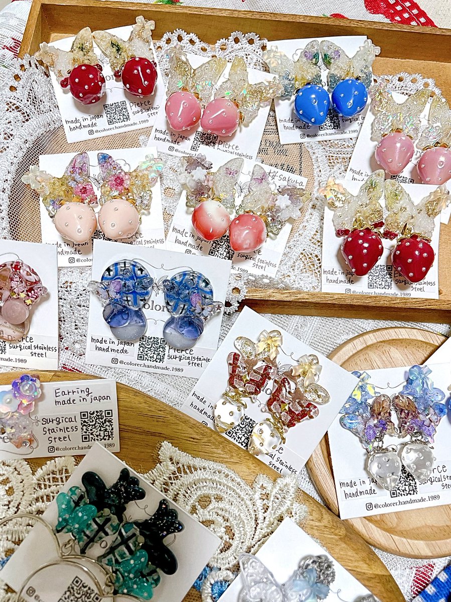 handmadecolorer's tweet photo. お盆休みに入りますね🌻😊

本日も ＠a_cupapa 様にて蝶々さん達並んでいます🦋🩵
皆さま是非お立ち寄りくださいませ✨

#ハンドメイドアクセサリー #路地裏3坪雑貨店 #京都 #八坂店 #ハンドメイドショップ #handmadeaccessorie #japan #手作りピアス #ハンドメイドピアス #蝶々アクセサリー https://t.co/YWC5BzBV7T