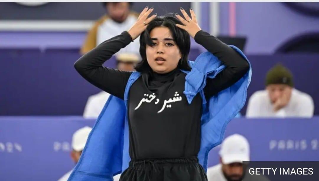 Afghan_Breaking's tweet photo. د کډوالو د ټیم غړې منیژه تلاش د المپیک د سیالۍ پر مهال «افغان ښځې آزادې کړئ» شعار د خپل لباس پر سر ښکاره کولو له امله د نړیوالې نڅا فدراسیون لخوا له المپیک سیالیو څخه بهر شوه. https://t.co/bQ4NLmFX8w