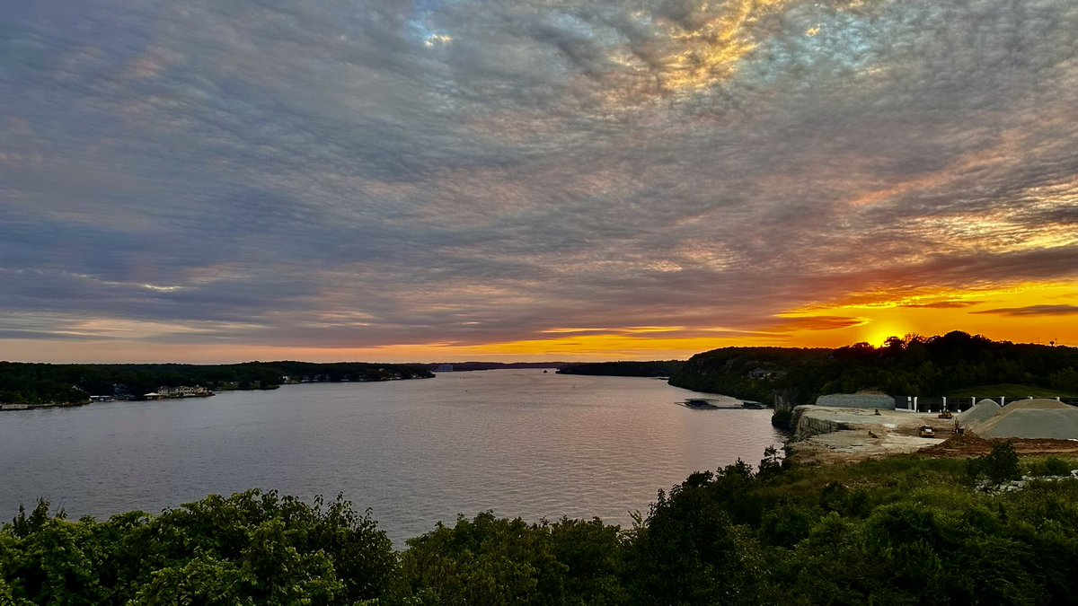BaxtersLO's tweet photo. Wish you were here, and if you were, thanks for being our guest. @SharonRayWx @KOMUMatt @JessicaABC17 #MidMoWX #MoWx https://t.co/YrOiYJh5xW
